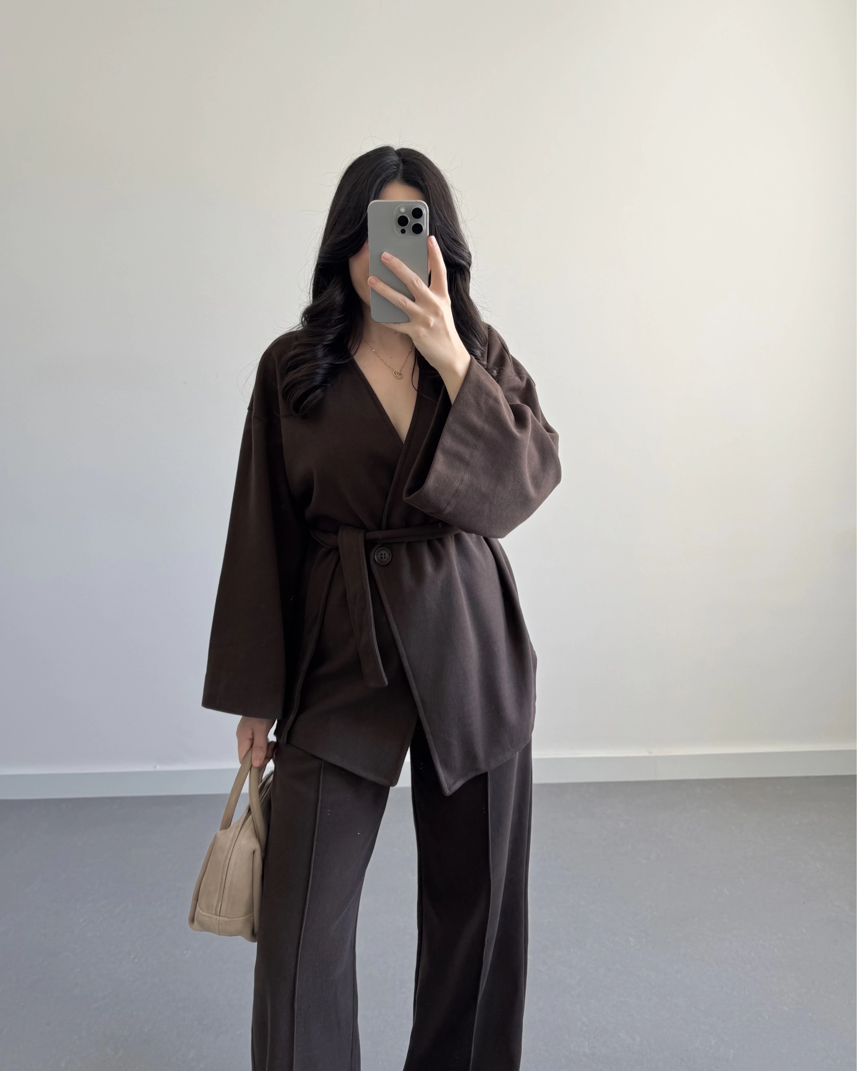 KAHVE KRUVAZE YAKA BELİ KUŞAKLI TAKIM