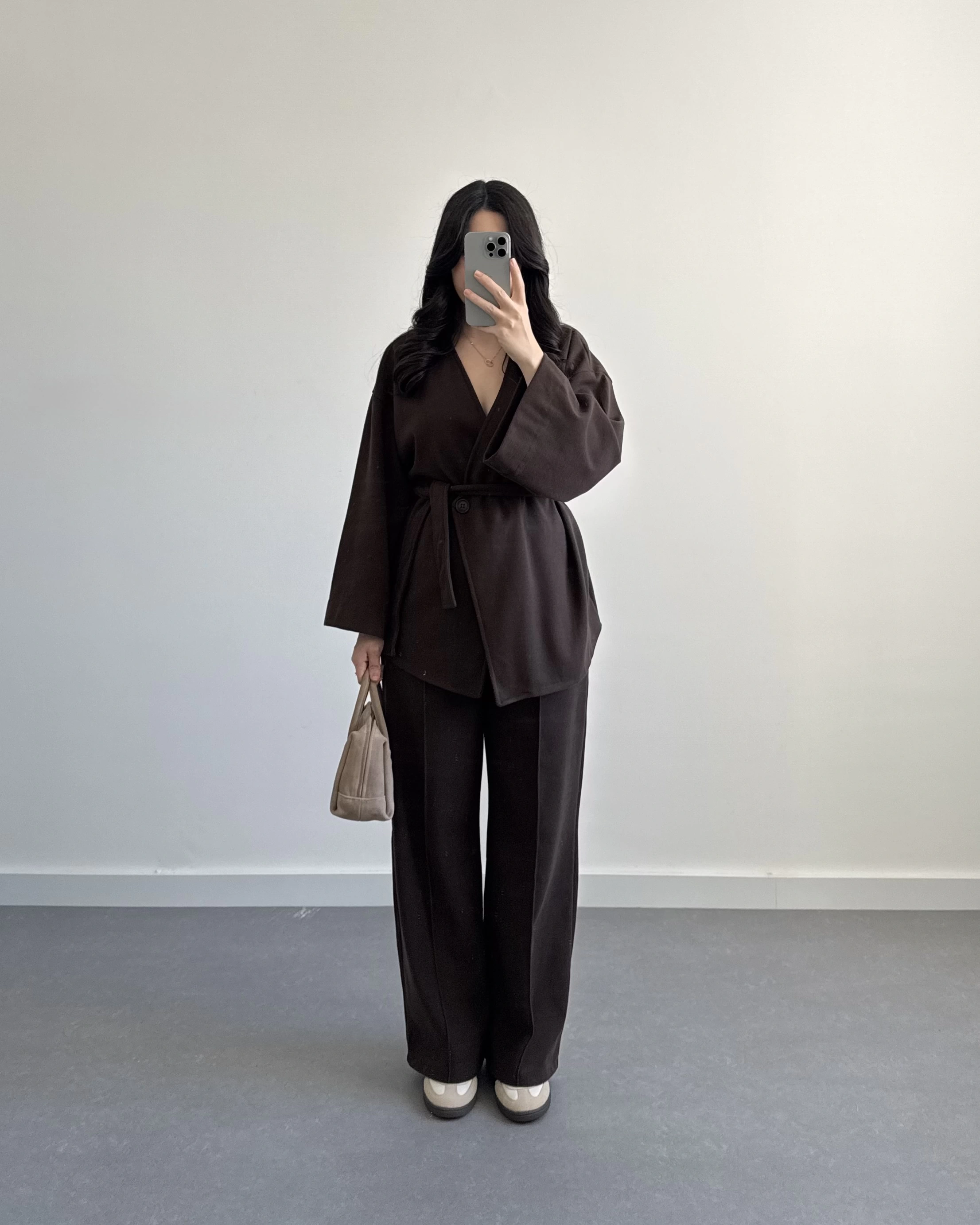 KAHVE KRUVAZE YAKA BELİ KUŞAKLI TAKIM