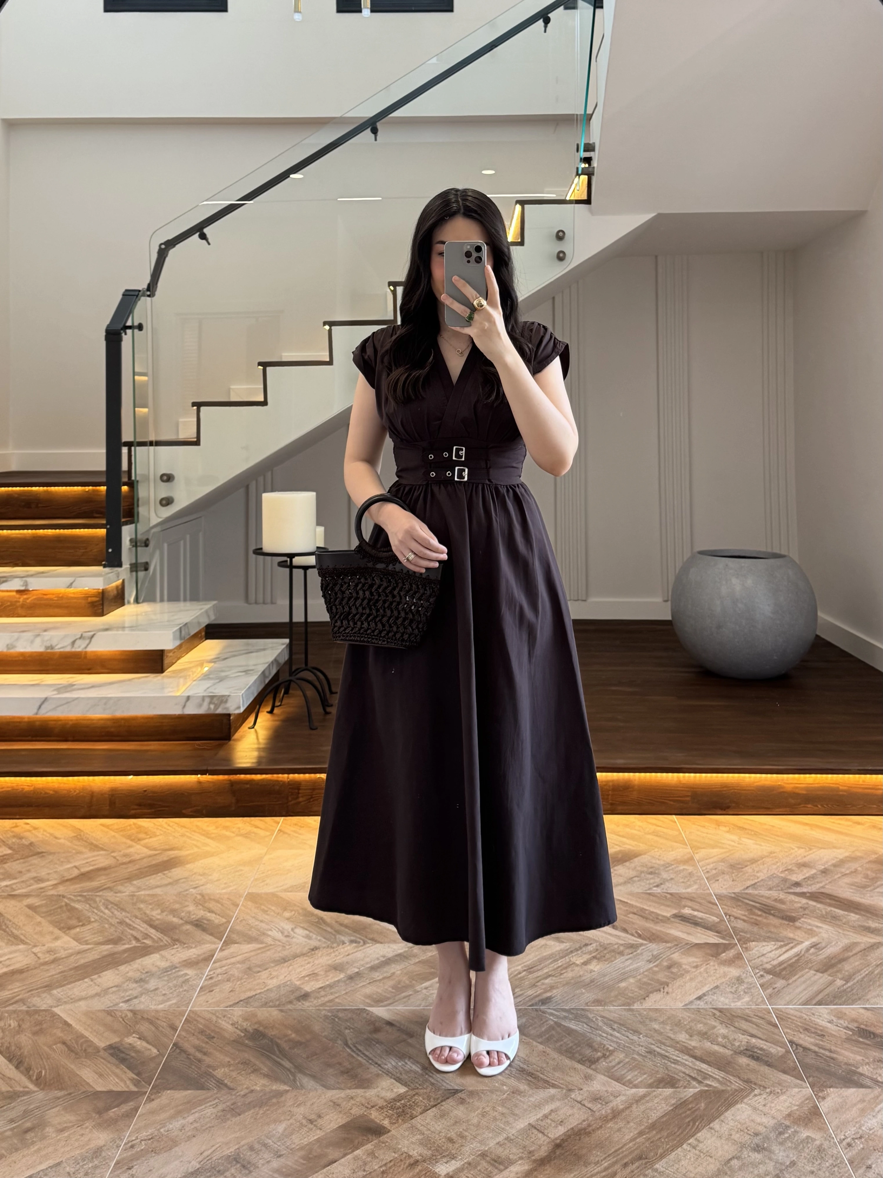 KAHVE KRUVAZE YAKA KEMER DETAY ELBİSE -4094