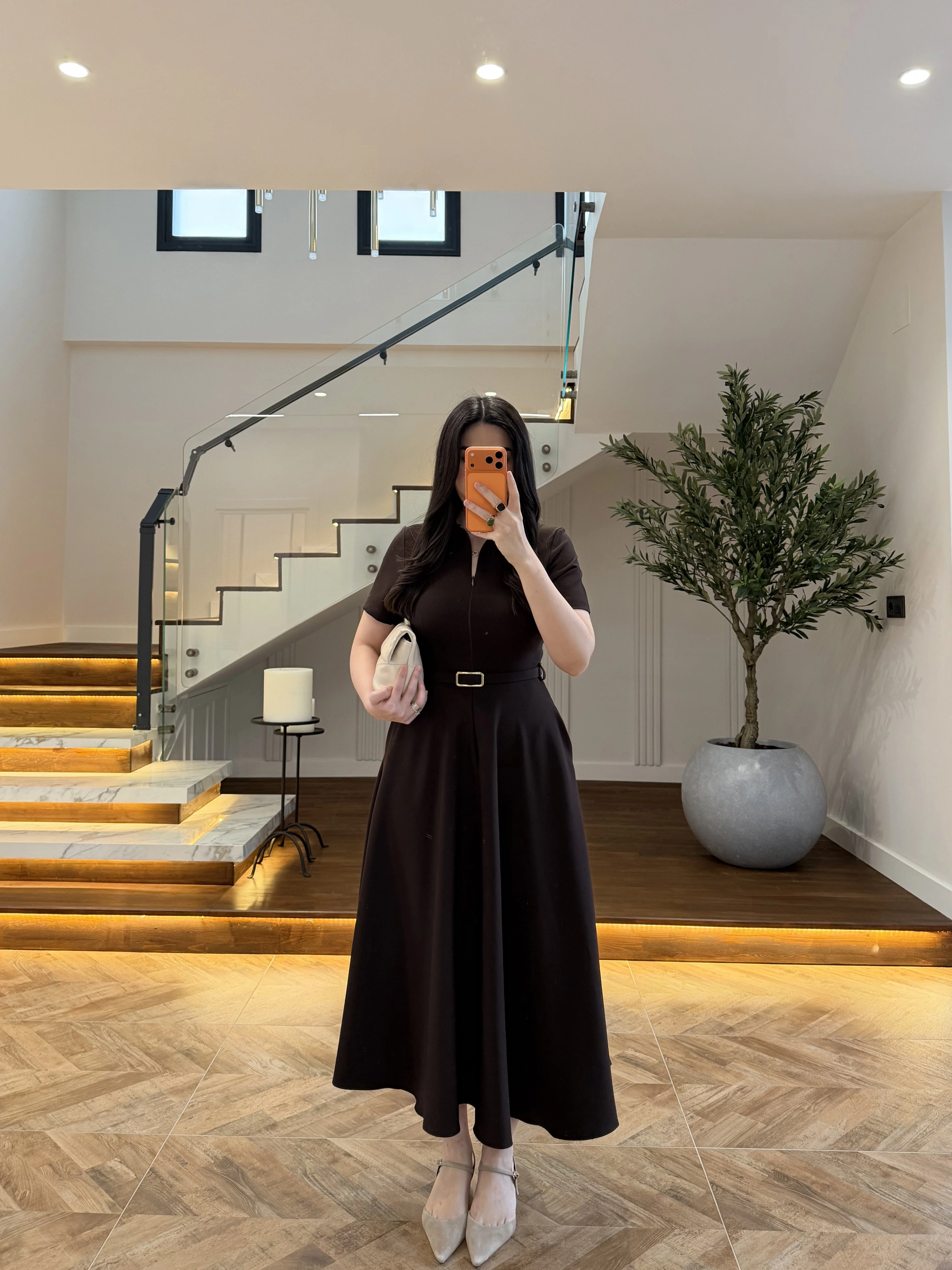 KAHVE ÖNDEN FERMUARLI KEMERLİ ELBİSE-4006