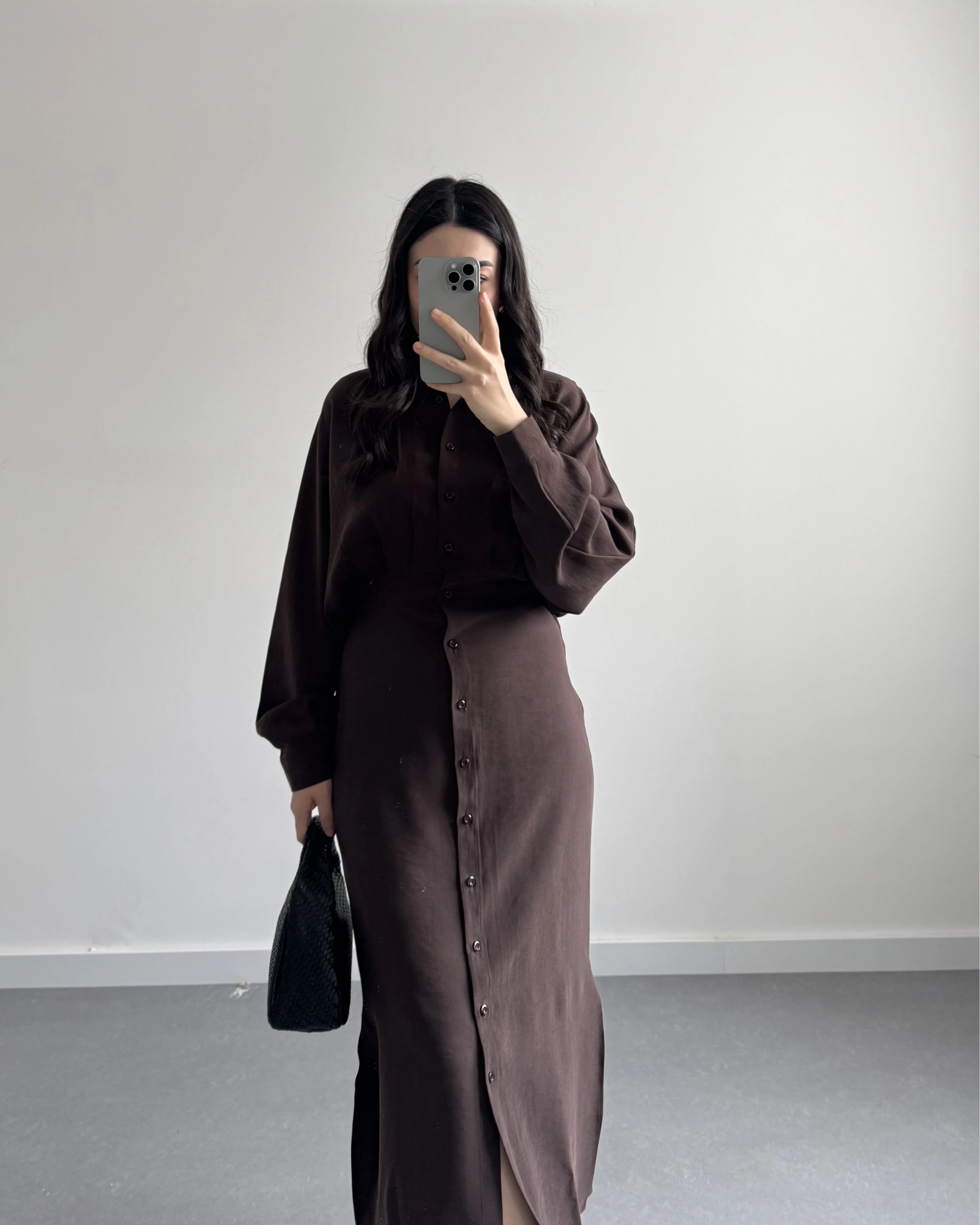 KAHVE ÖNÜ DÜĞMELİ KUŞAKLI ELBİSE