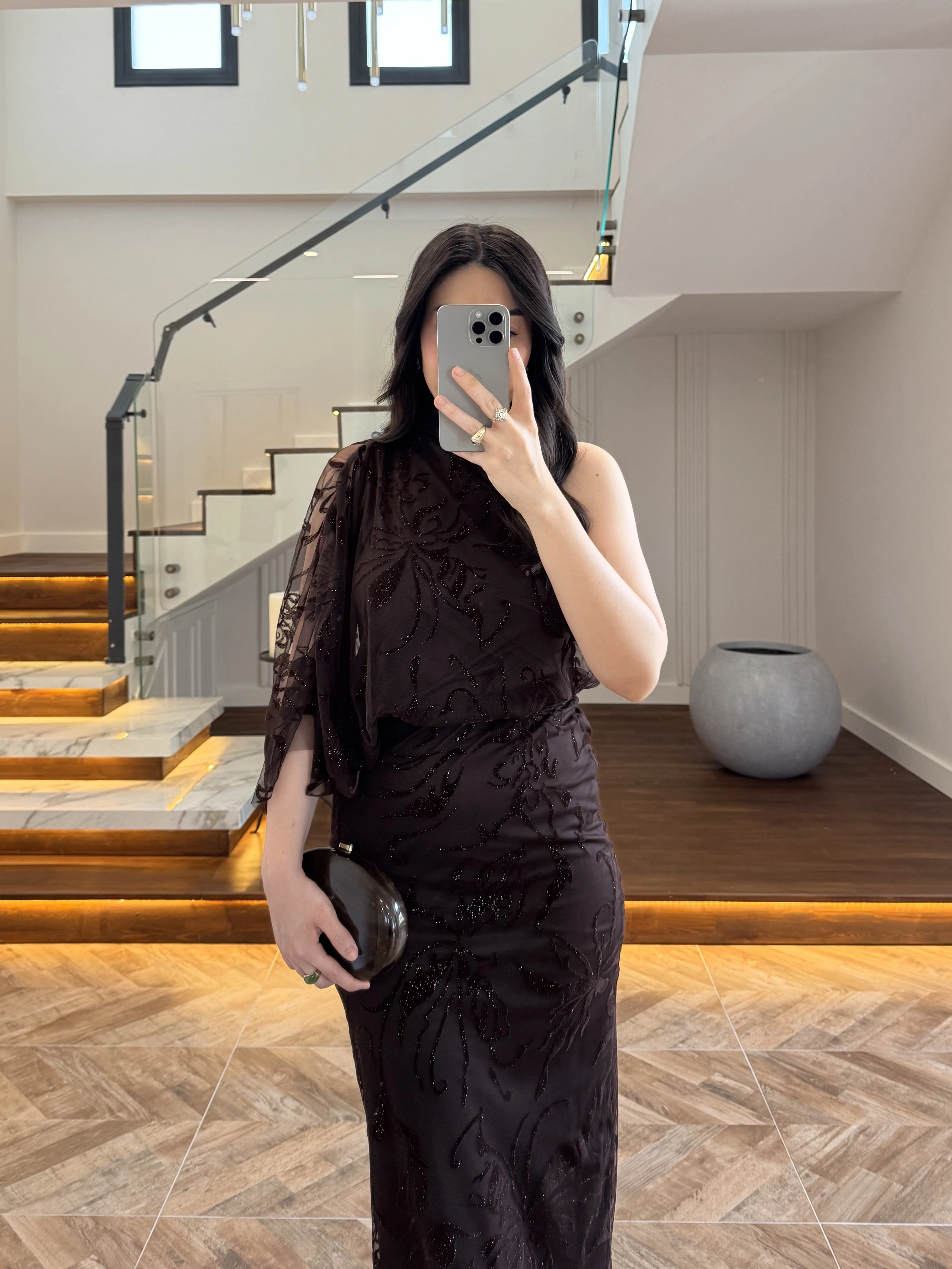 KAHVE TEK OMUZ DESENLİ SİMLİ ELBİSE -4033
