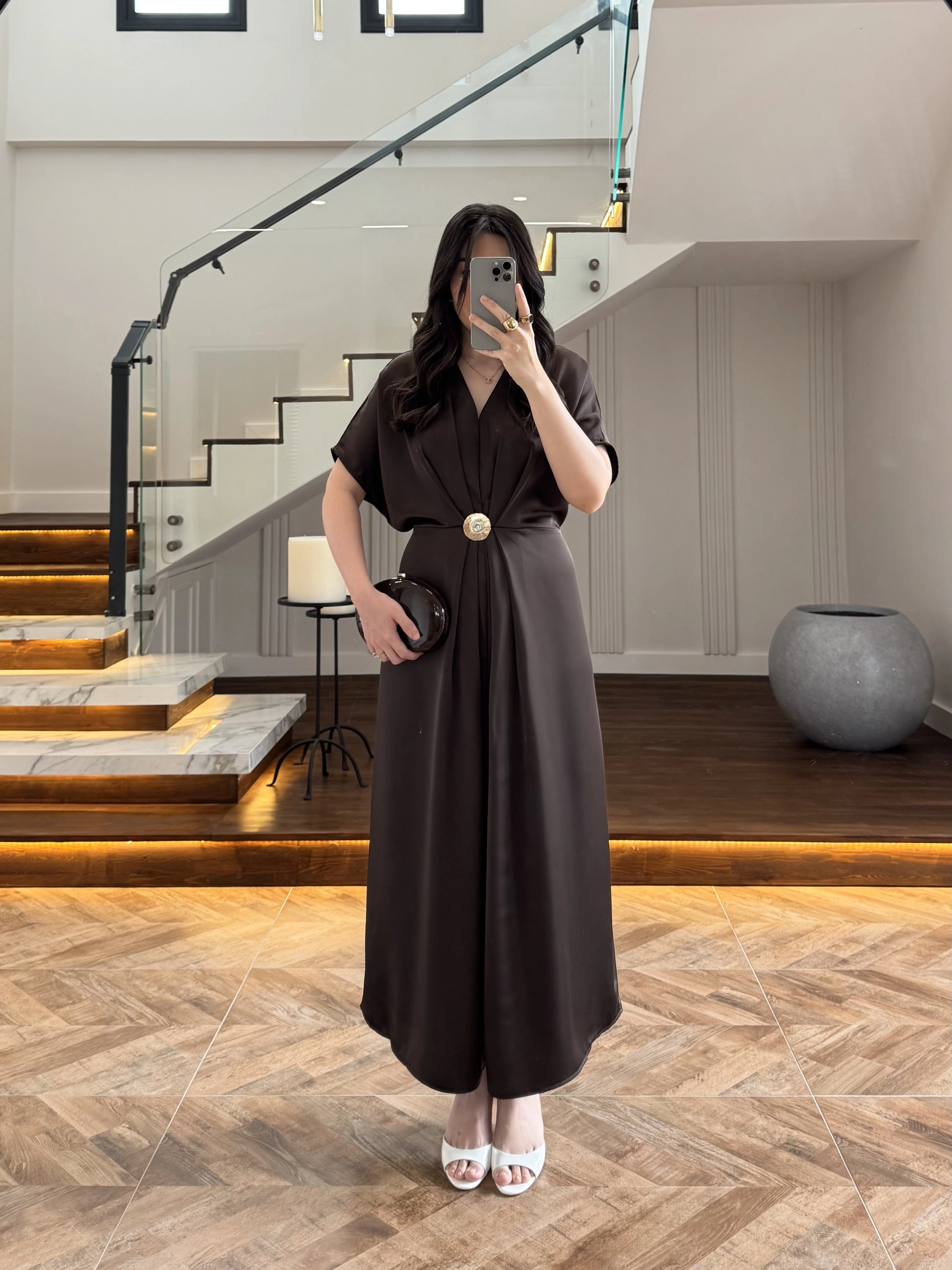 KAHVE TOKA DETAY BAĞLAMALI SATEN ELBİSE-26Y5295