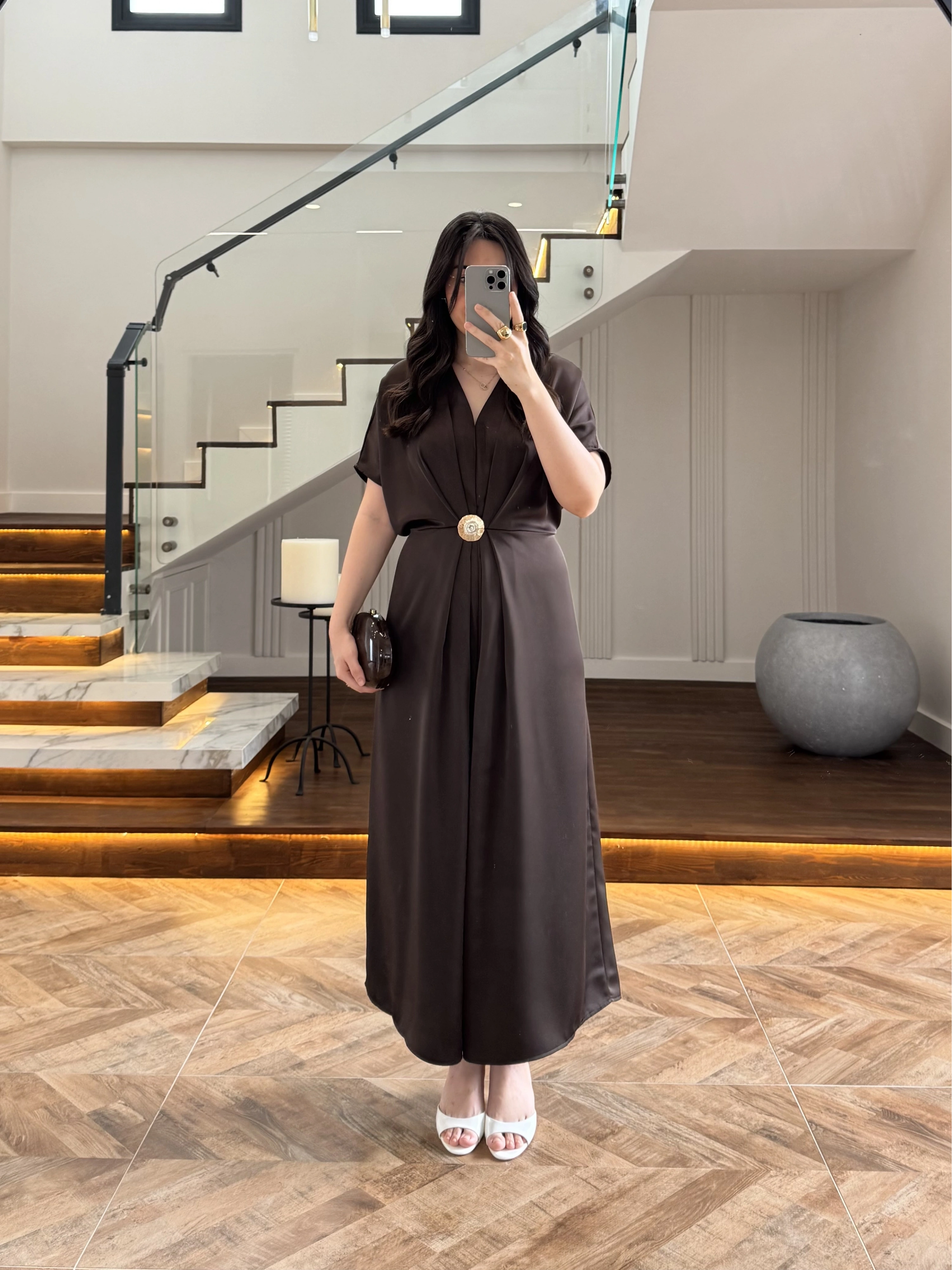 KAHVE TOKA DETAY BAĞLAMALI SATEN ELBİSE-26Y5295