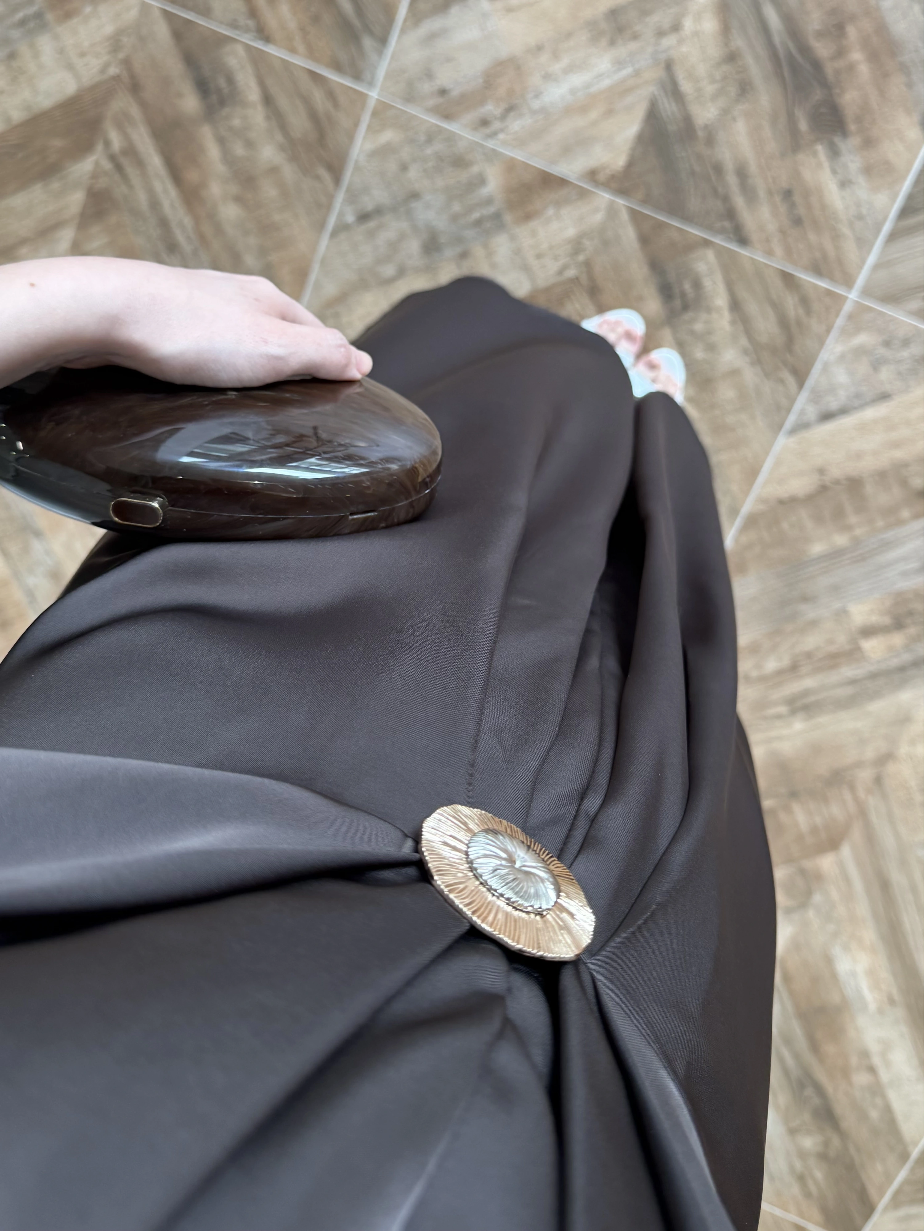 KAHVE TOKA DETAY BAĞLAMALI SATEN ELBİSE-26Y5295
