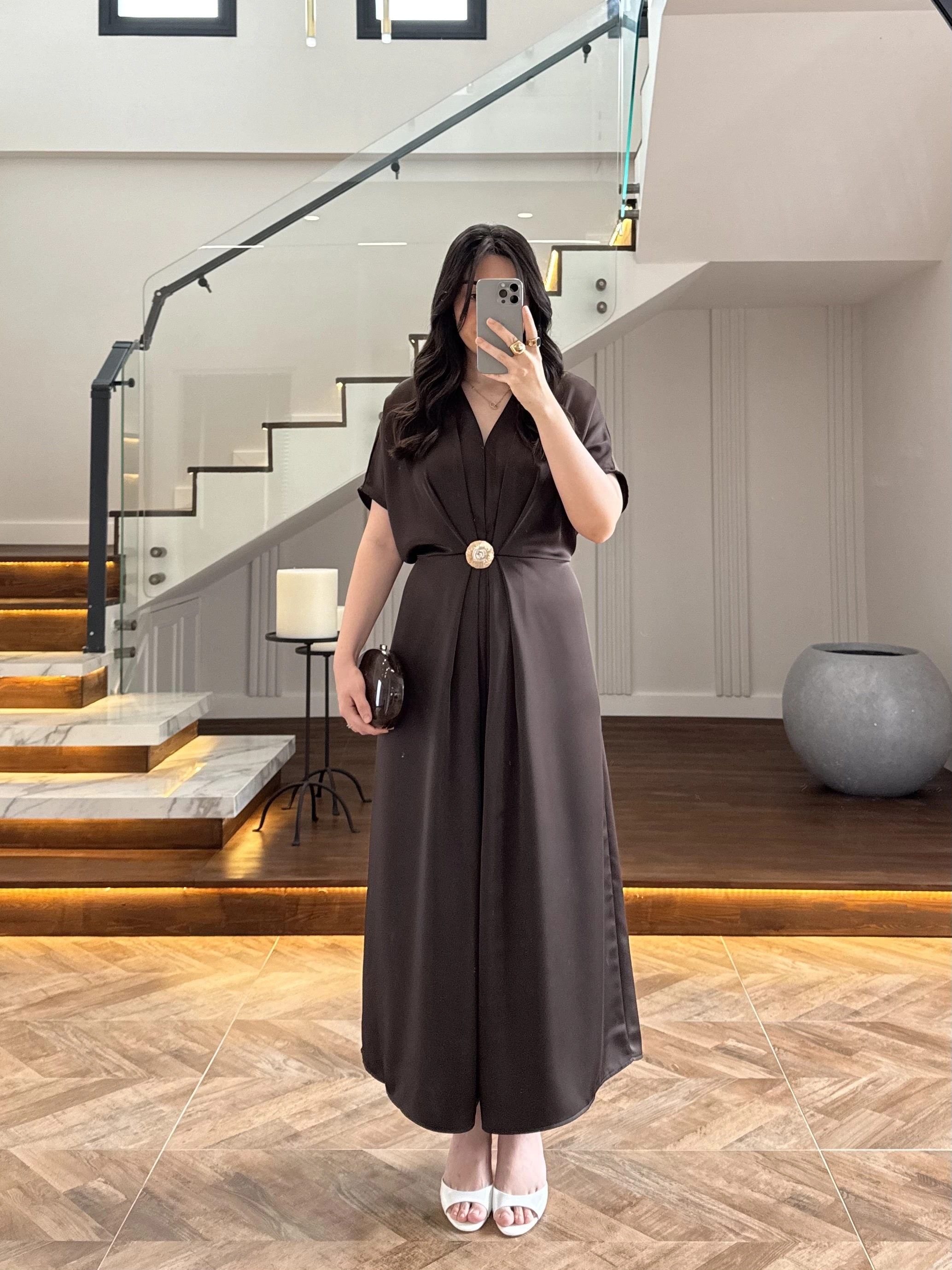 KAHVE TOKA DETAY BAĞLAMALI SATEN ELBİSE-26Y5295