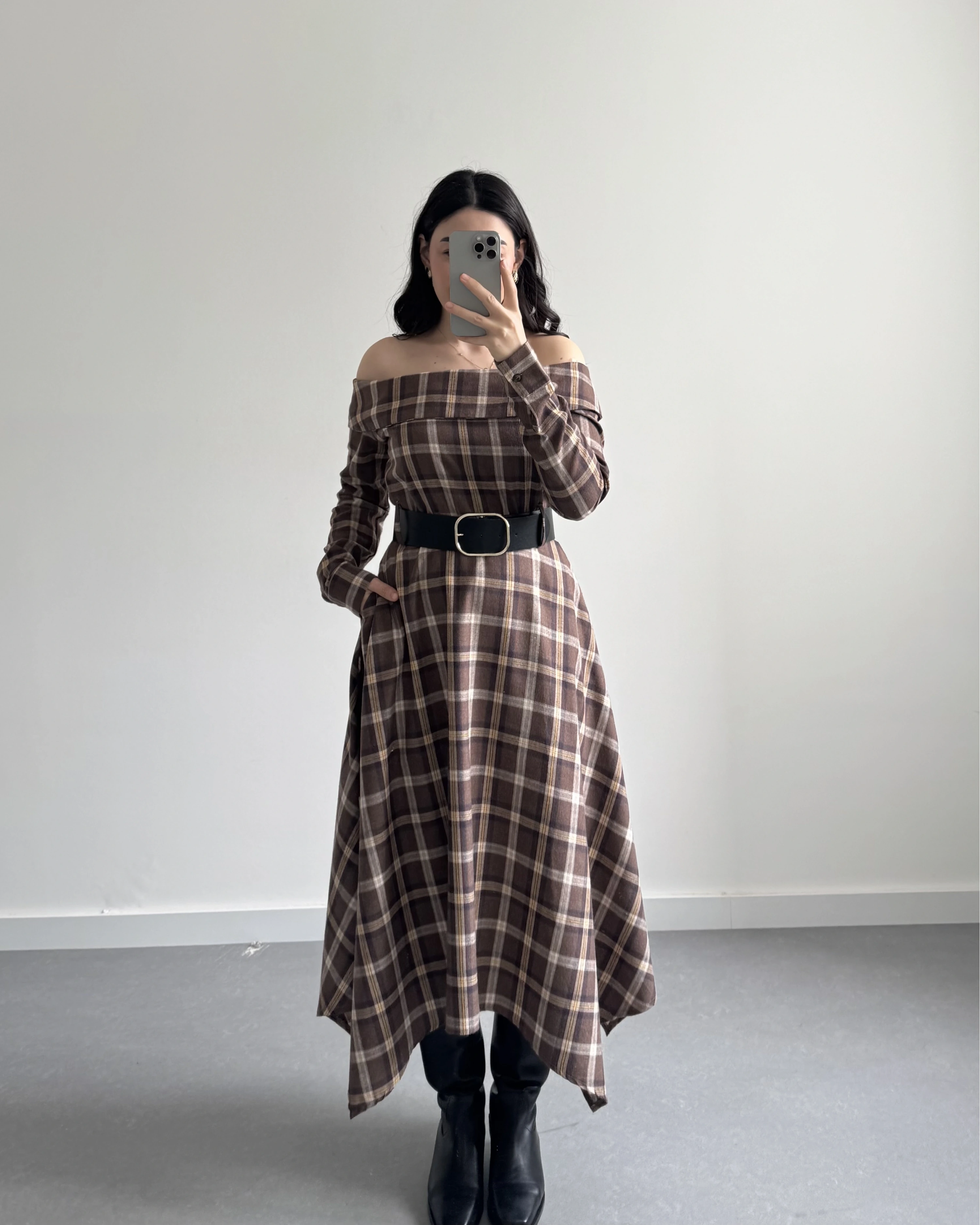 MADONNA YAKA EKOSE KEMERLİ ELBİSE