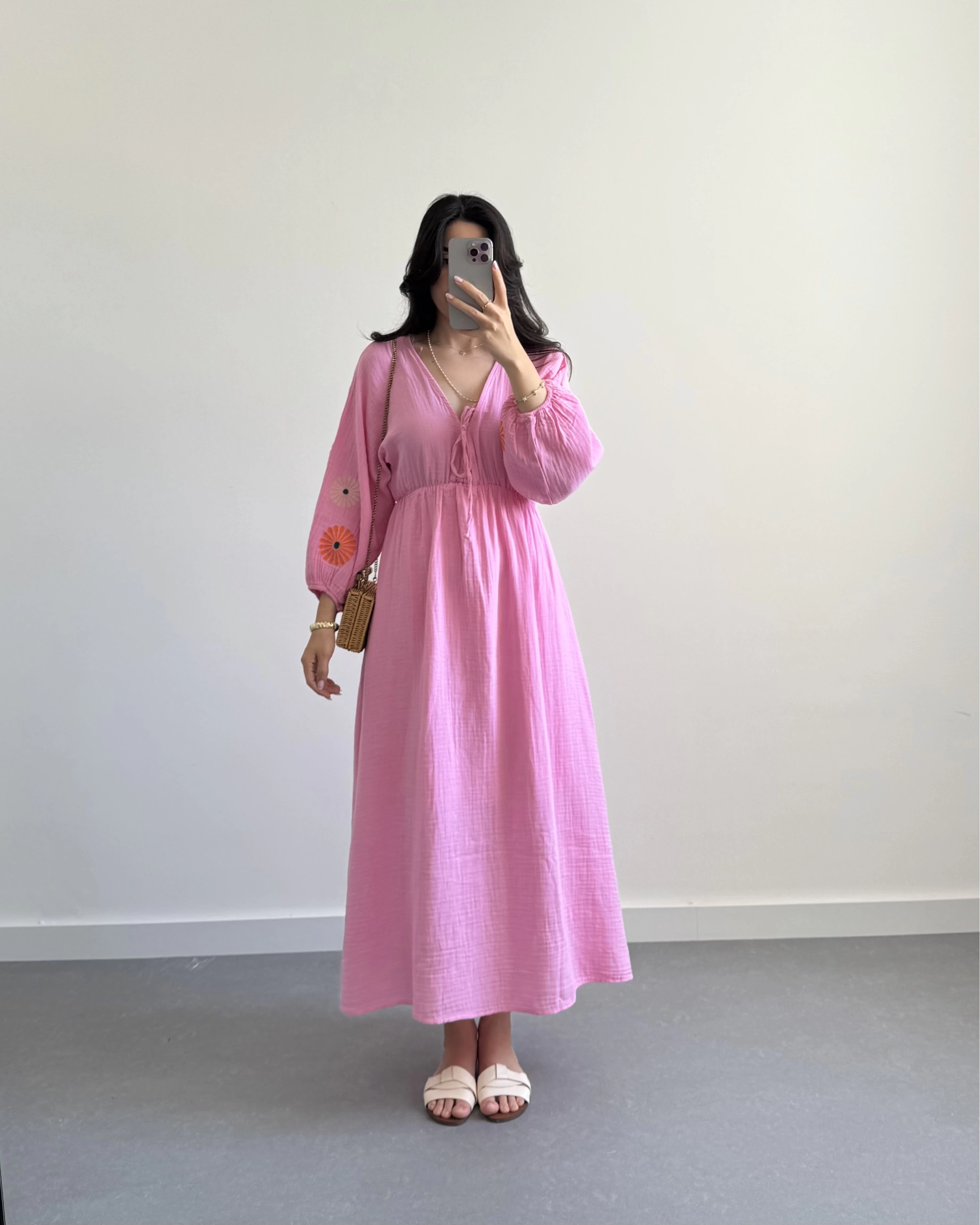 PEMBE KOLLARI NAKIŞLI MÜSLİN ELBİSE