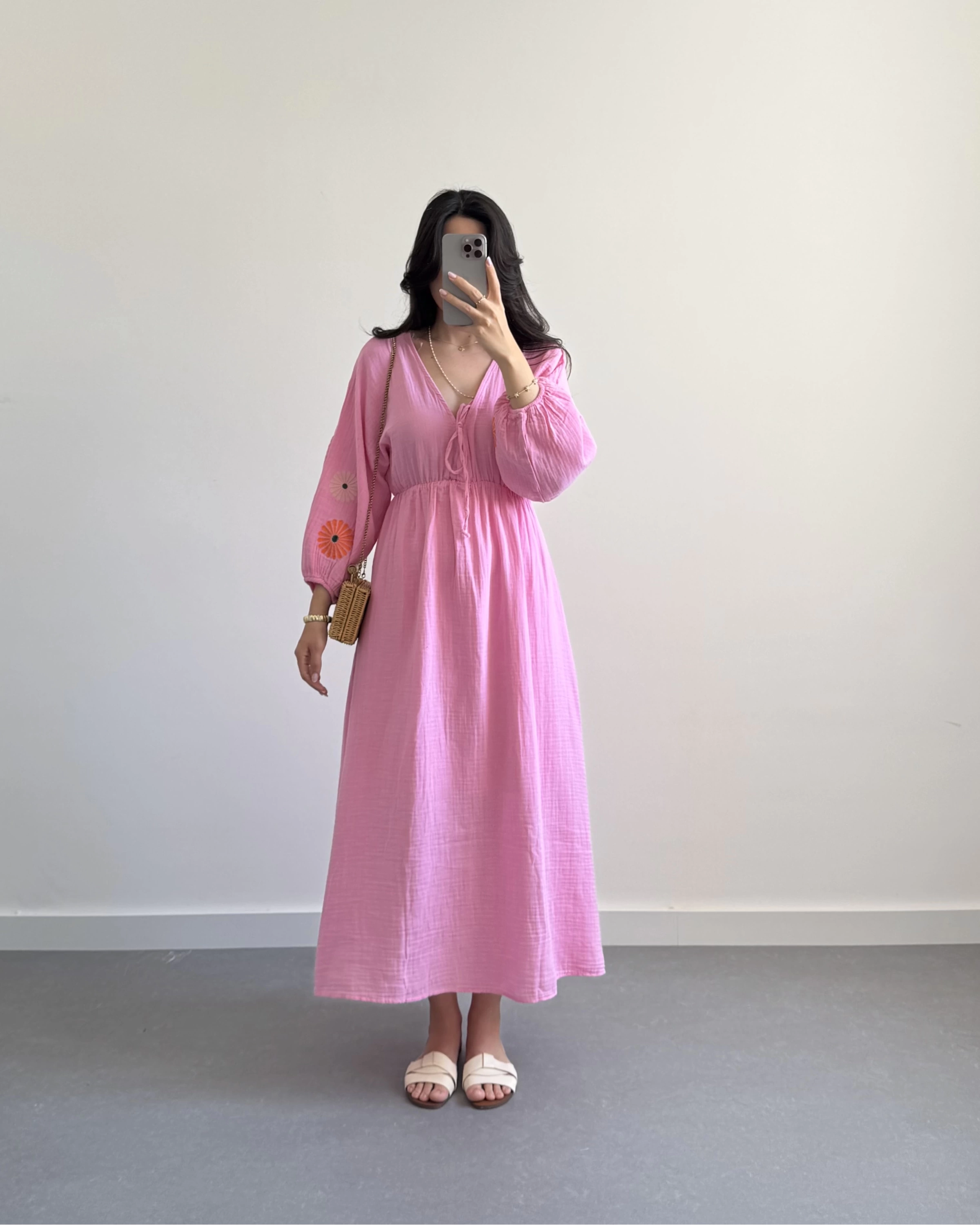 PEMBE KOLLARI NAKIŞLI MÜSLİN ELBİSE