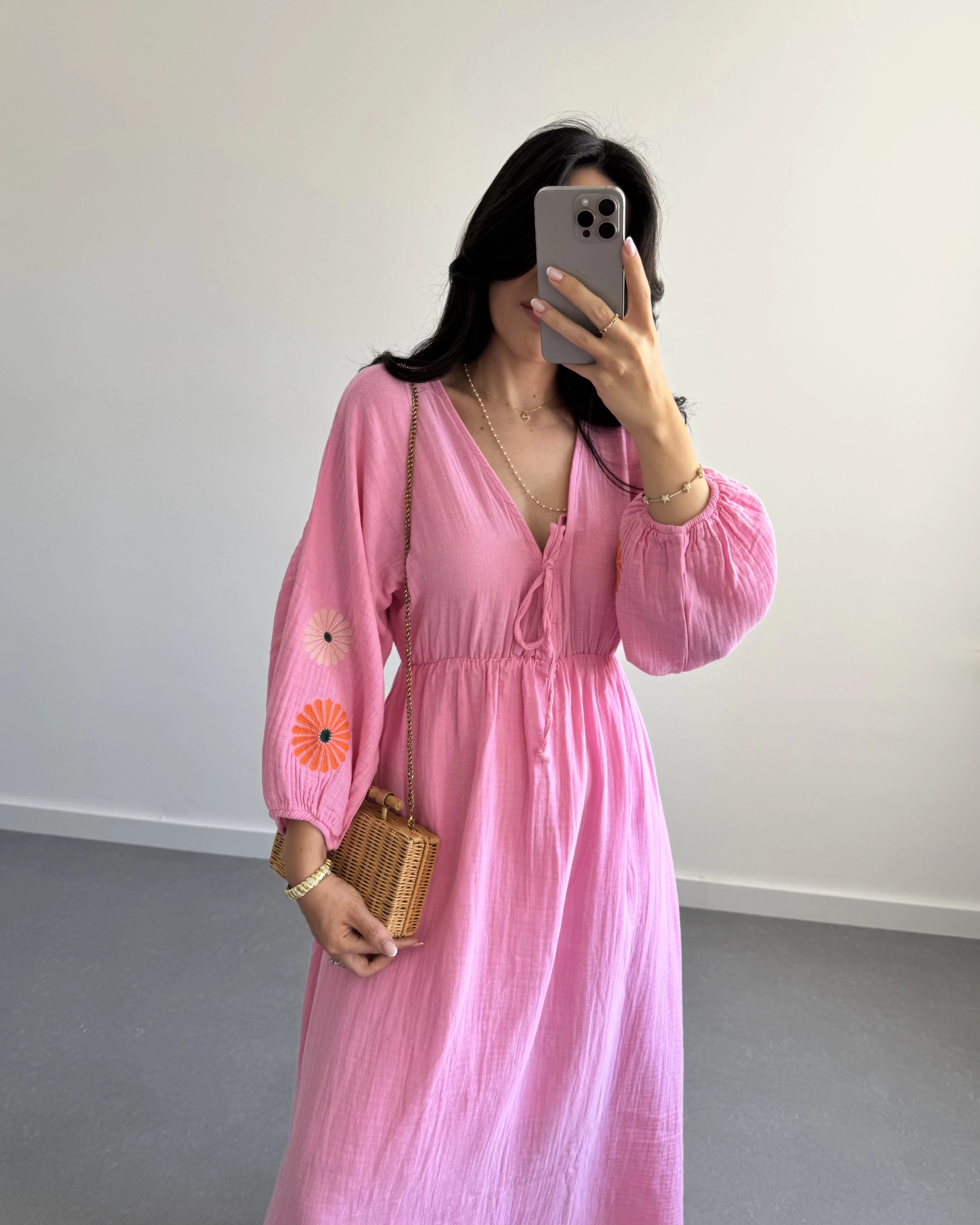 PEMBE KOLLARI NAKIŞLI MÜSLİN ELBİSE