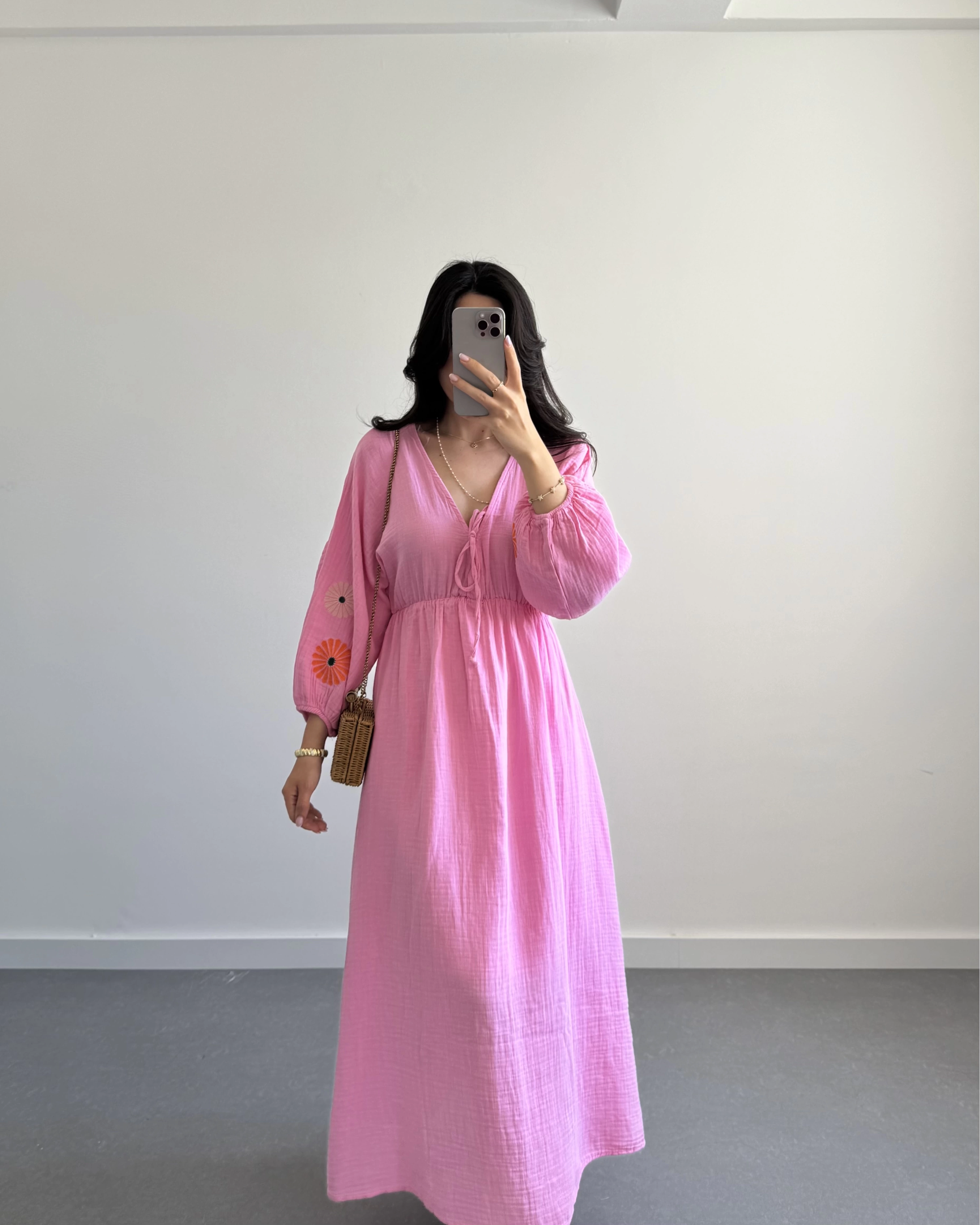 PEMBE KOLLARI NAKIŞLI MÜSLİN ELBİSE