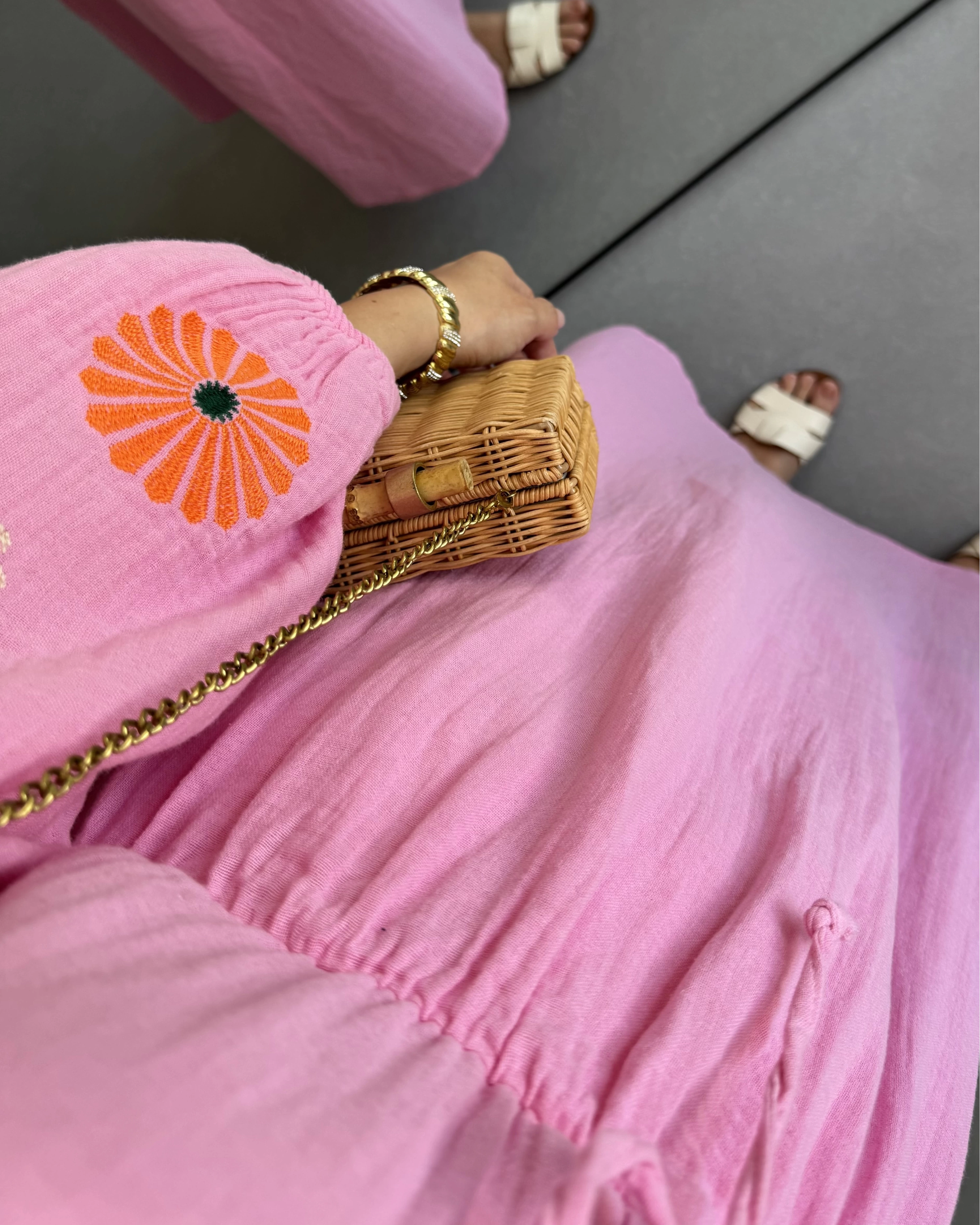 PEMBE KOLLARI NAKIŞLI MÜSLİN ELBİSE