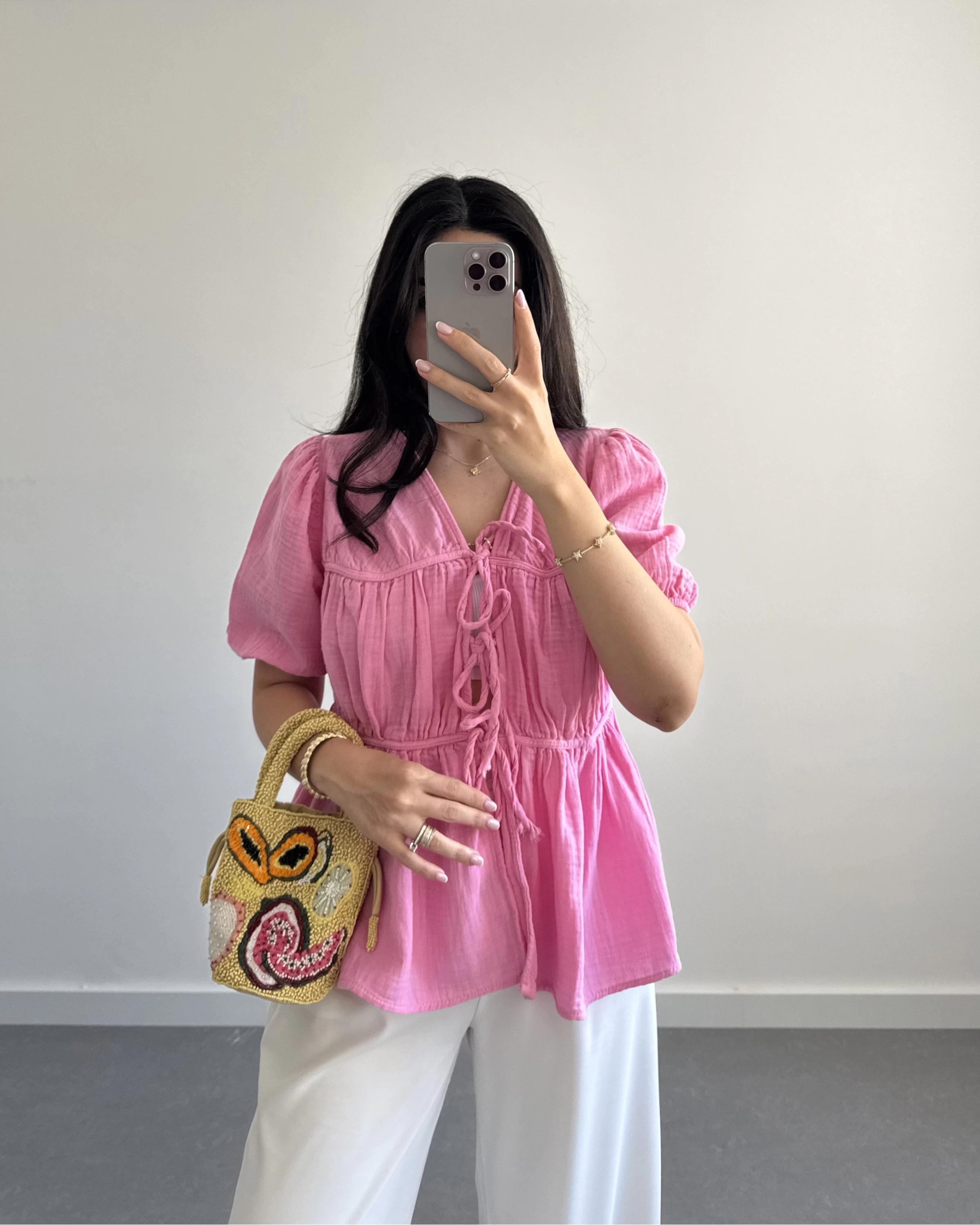 PEMBE ÖNDEN BÜZGÜLÜ YARIM KOL BLUZ