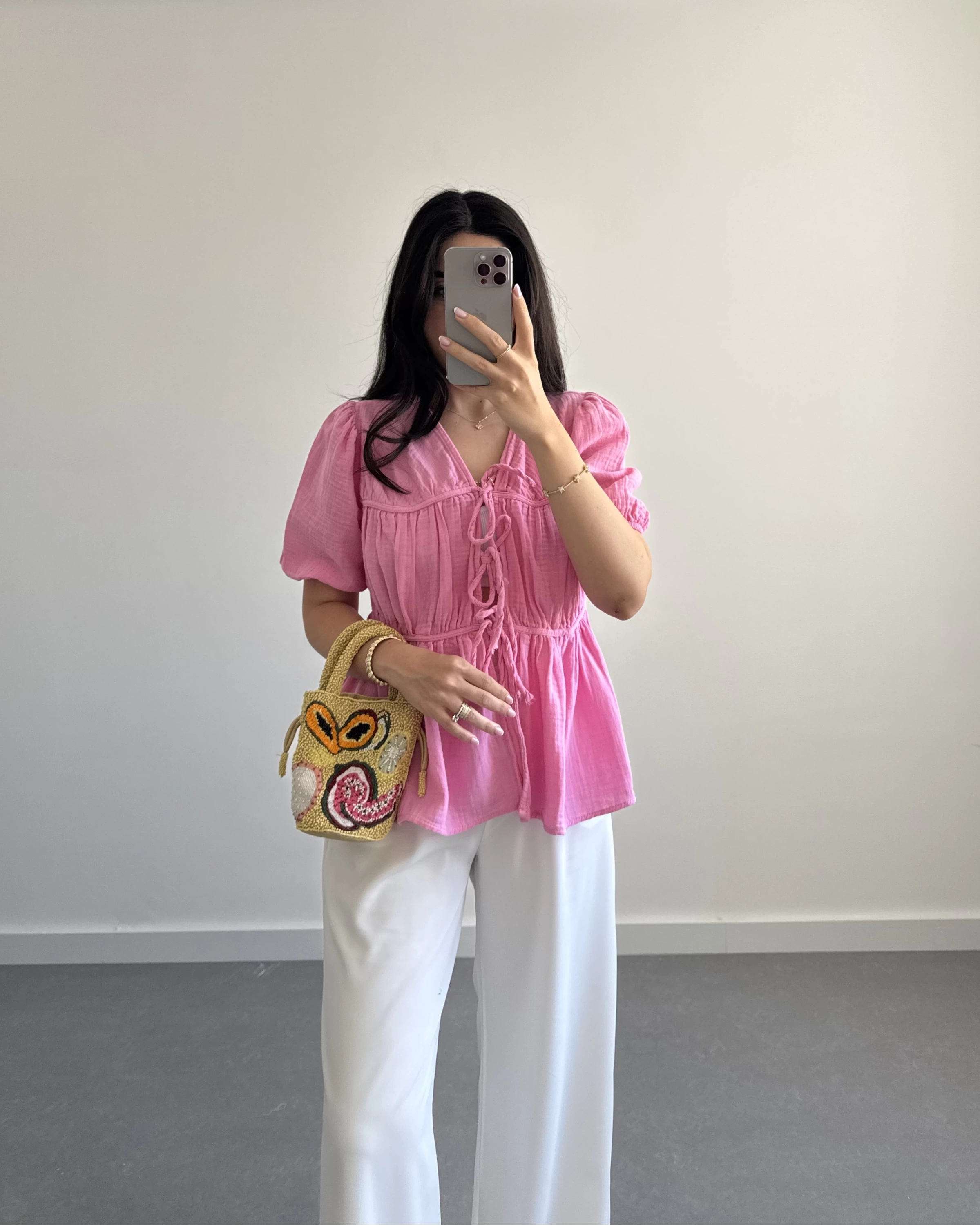 PEMBE ÖNDEN BÜZGÜLÜ YARIM KOL BLUZ