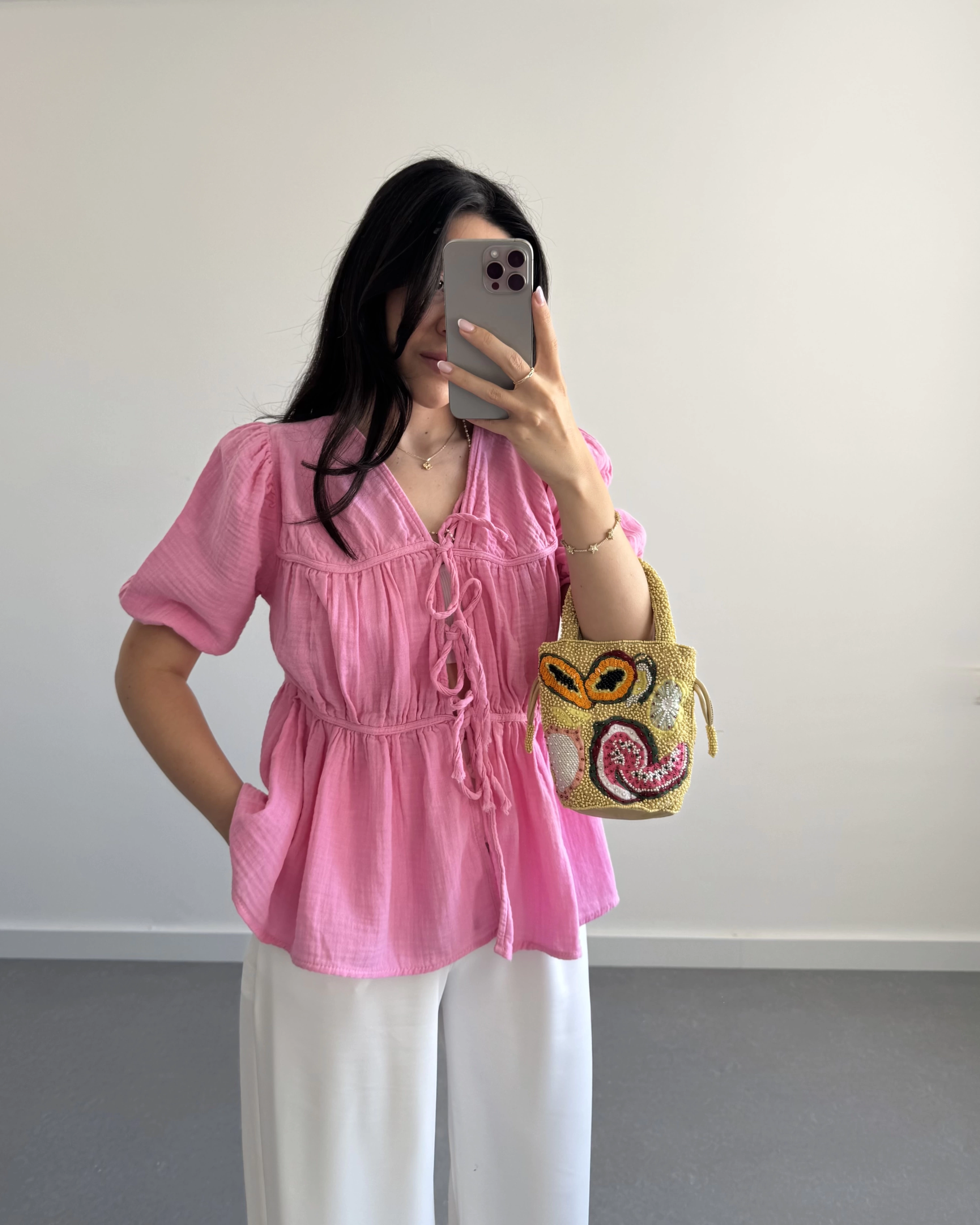PEMBE ÖNDEN BÜZGÜLÜ YARIM KOL BLUZ