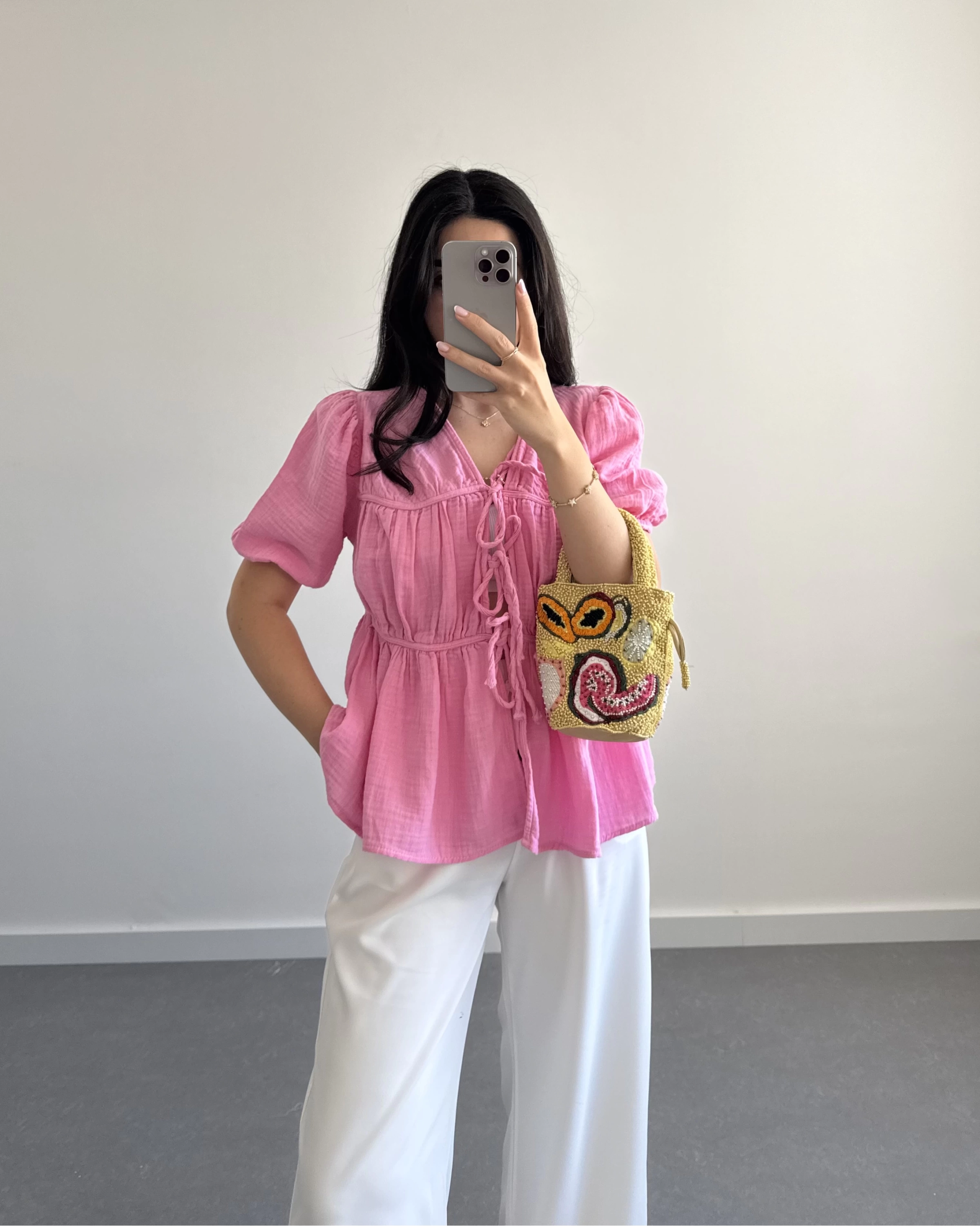 PEMBE ÖNDEN BÜZGÜLÜ YARIM KOL BLUZ