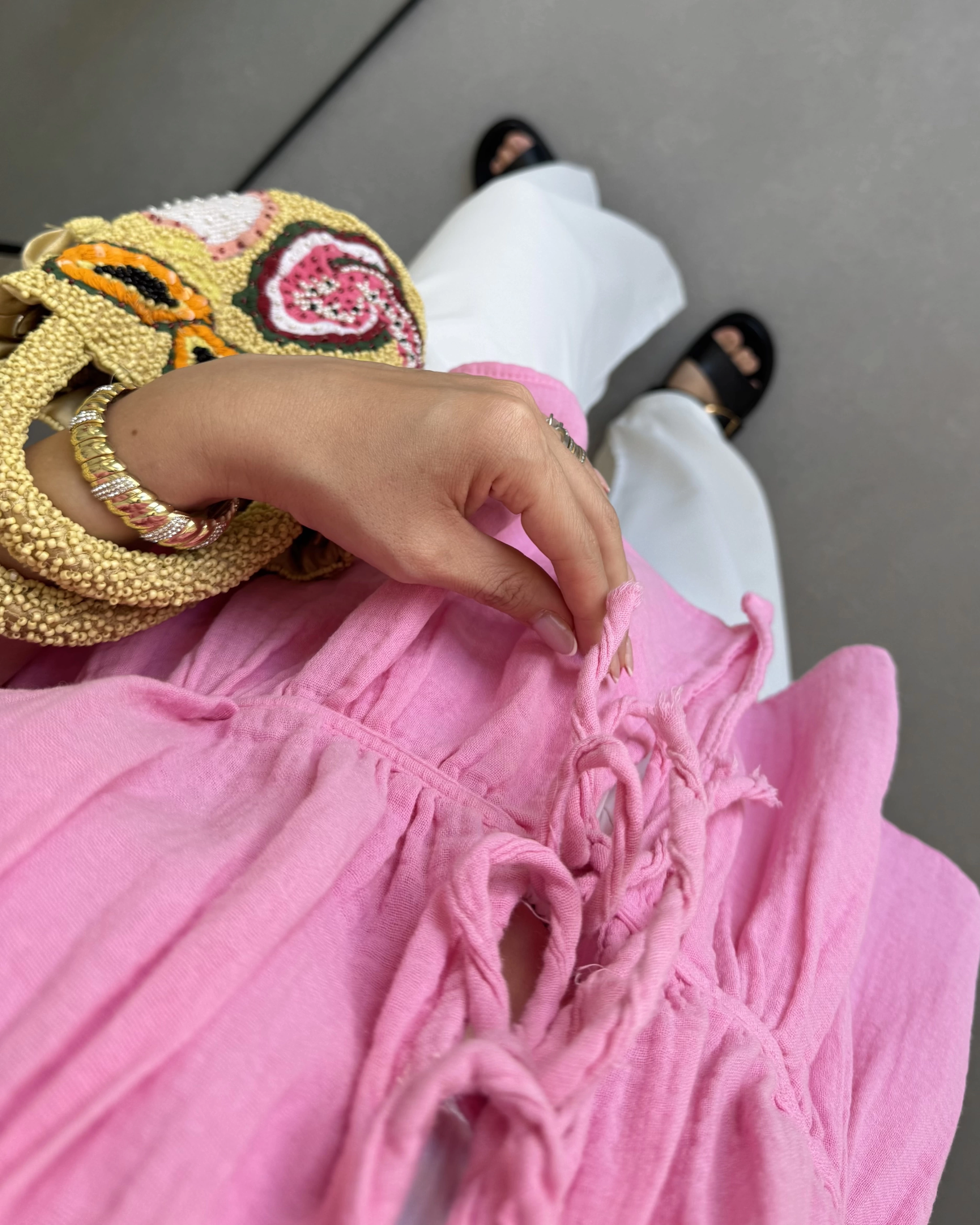 PEMBE ÖNDEN BÜZGÜLÜ YARIM KOL BLUZ