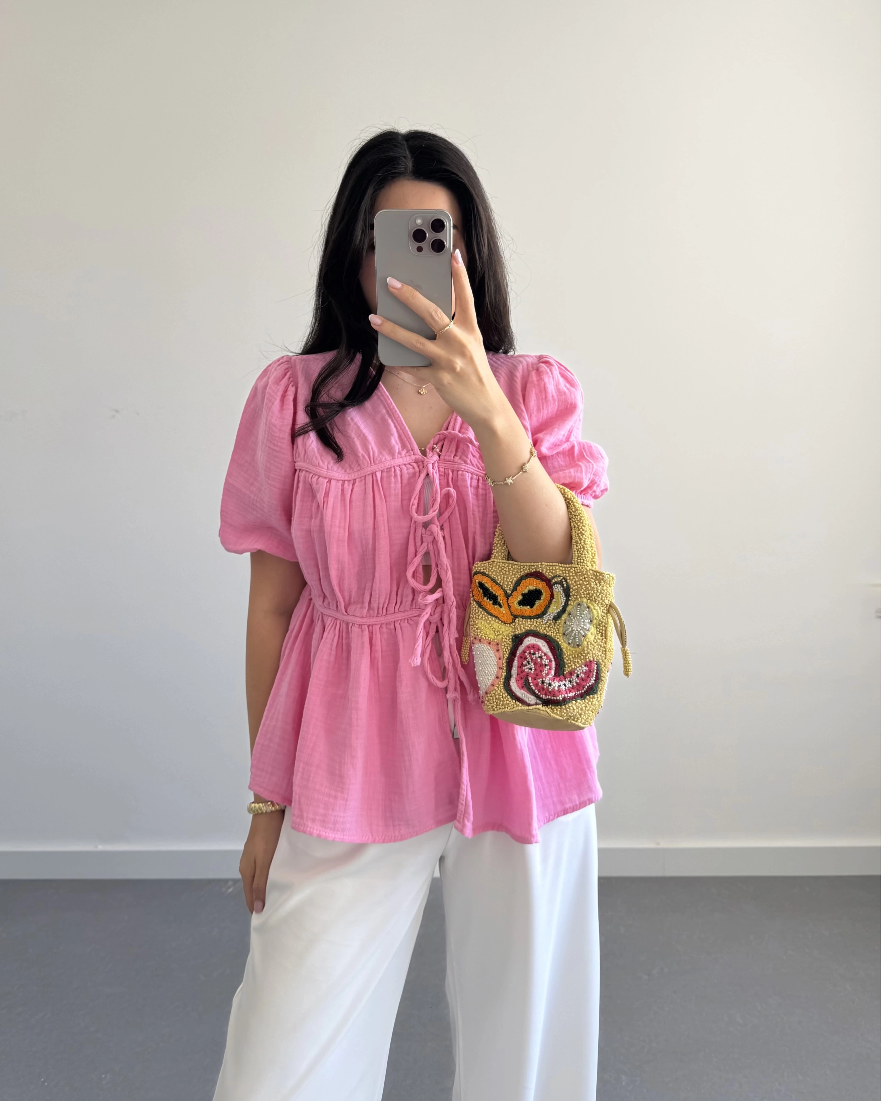PEMBE ÖNDEN BÜZGÜLÜ YARIM KOL BLUZ