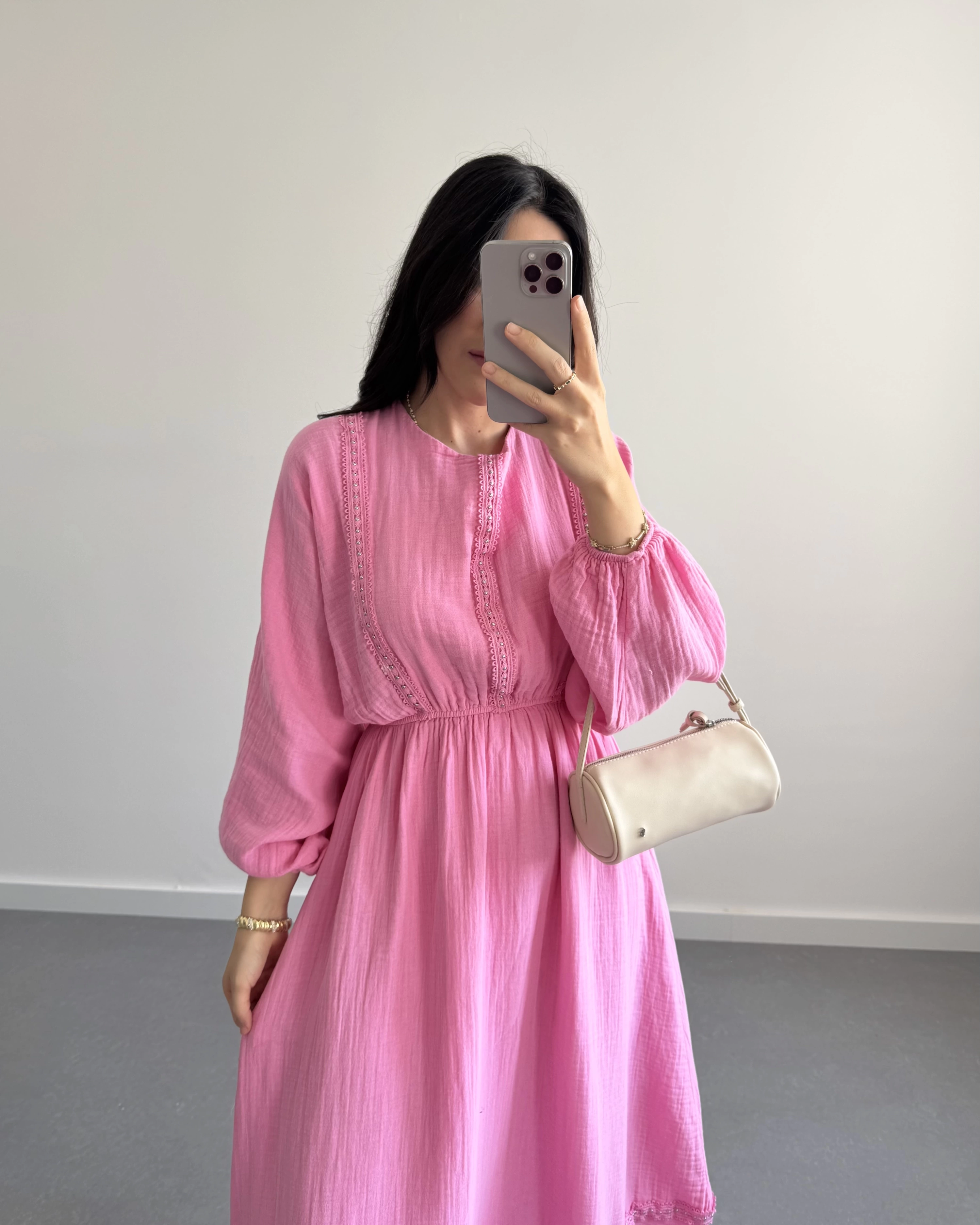 PEMBE ZIMBA DETAYLI SIRTI BAĞLAMALI MÜSLİN ELBİSE