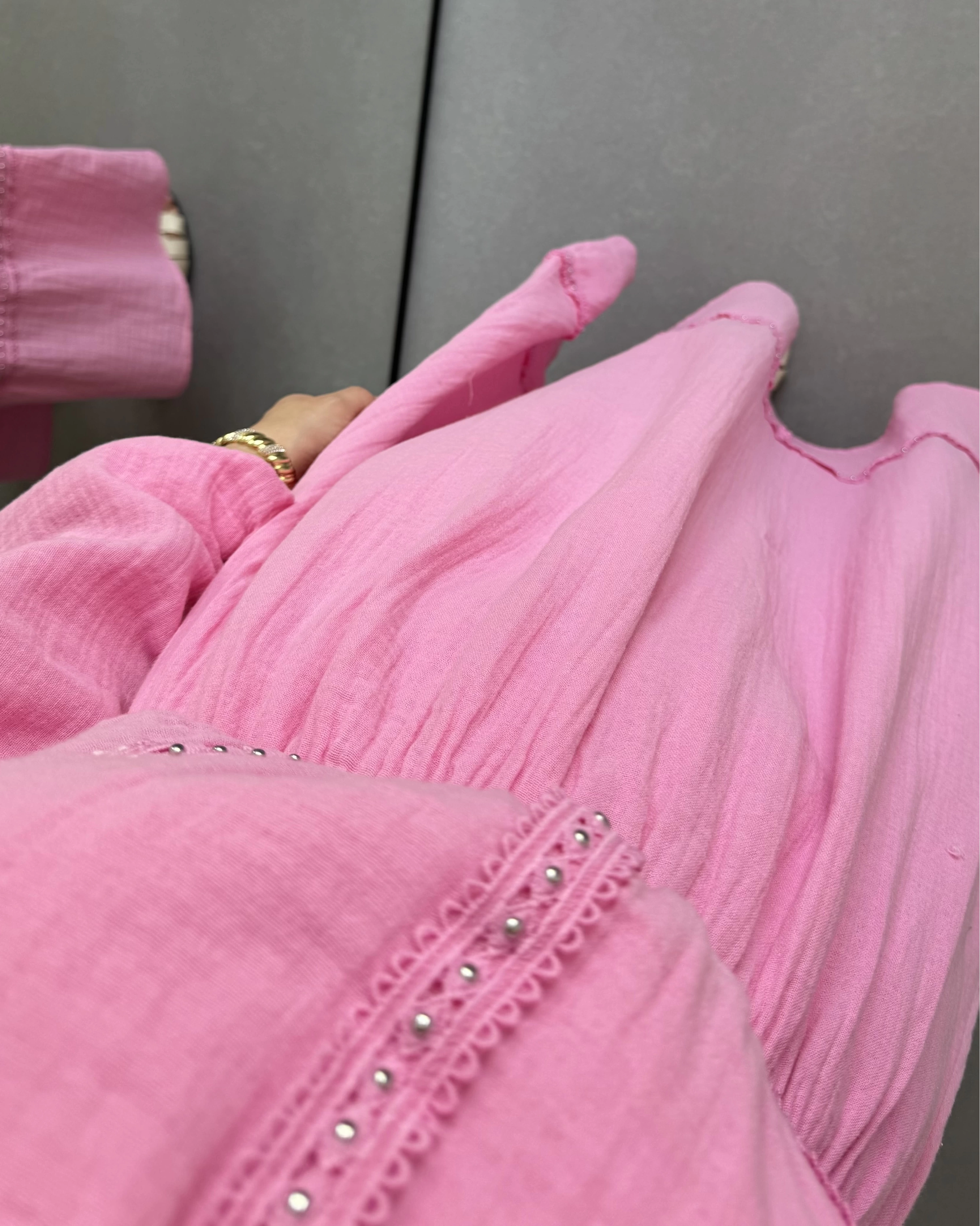 PEMBE ZIMBA DETAYLI SIRTI BAĞLAMALI MÜSLİN ELBİSE