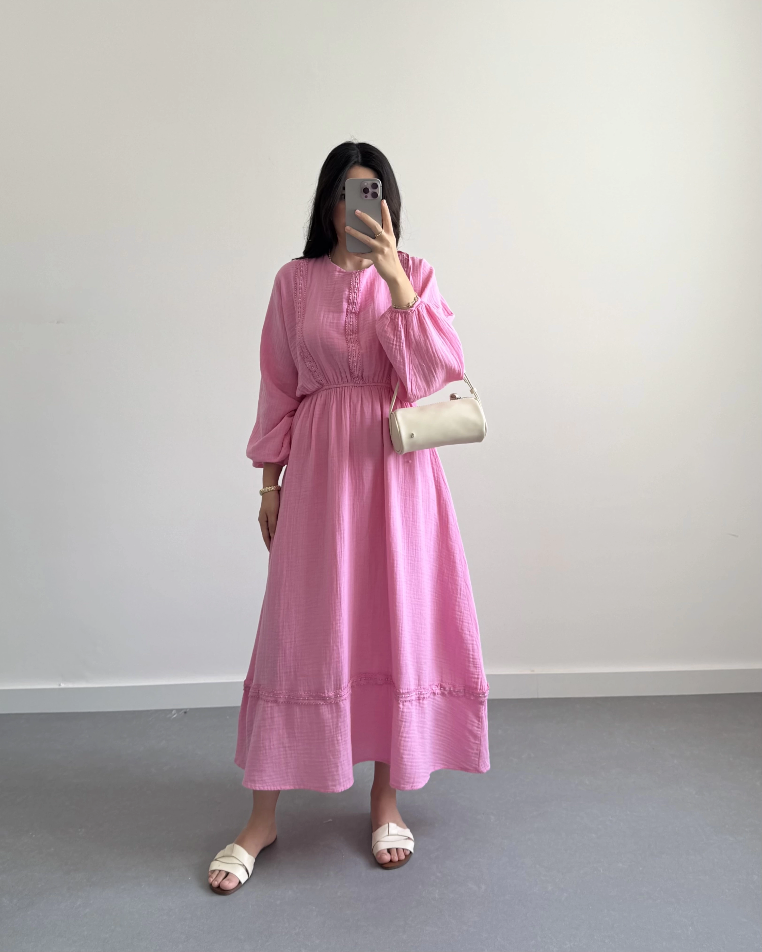 PEMBE ZIMBA DETAYLI SIRTI BAĞLAMALI MÜSLİN ELBİSE