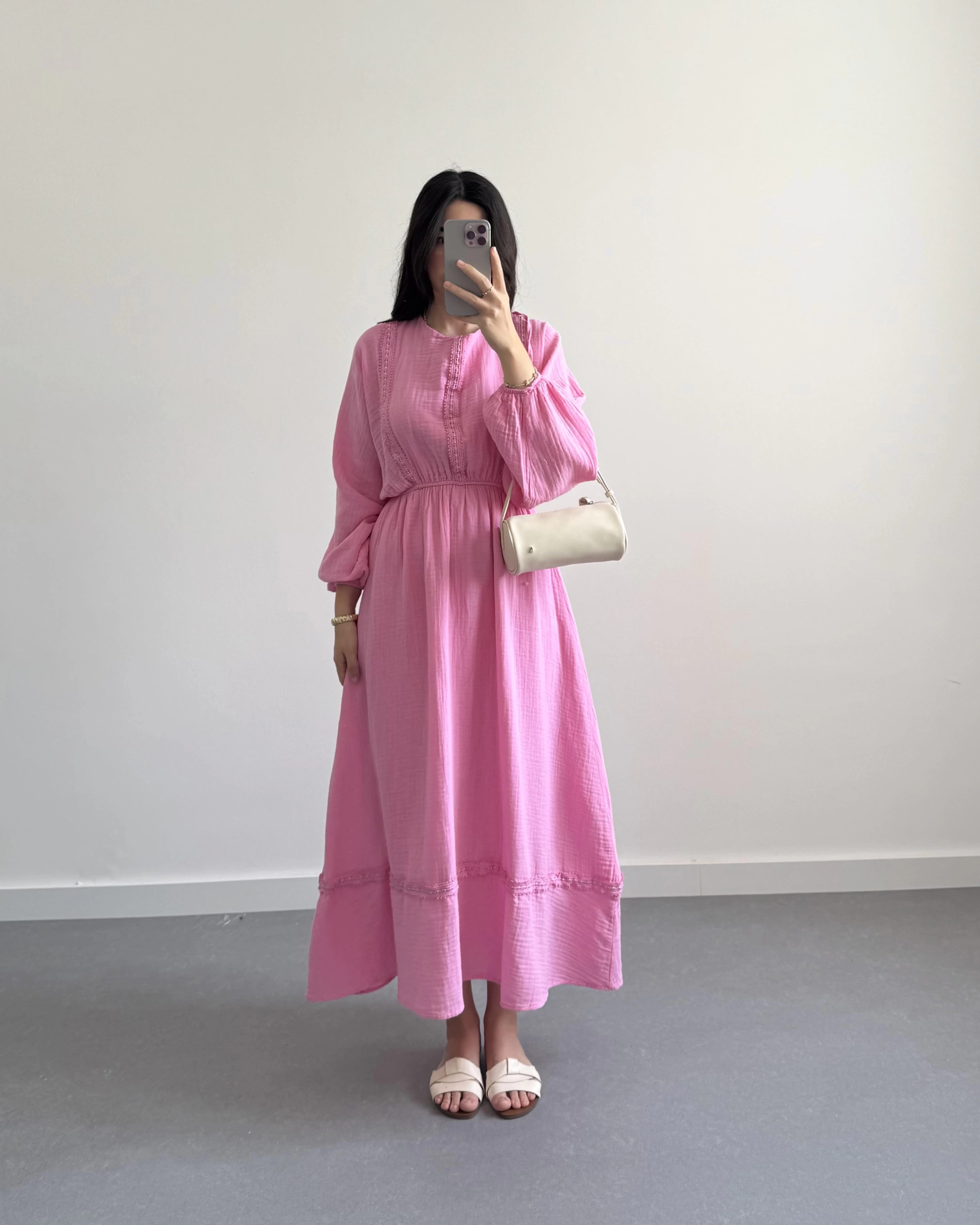 PEMBE ZIMBA DETAYLI SIRTI BAĞLAMALI MÜSLİN ELBİSE