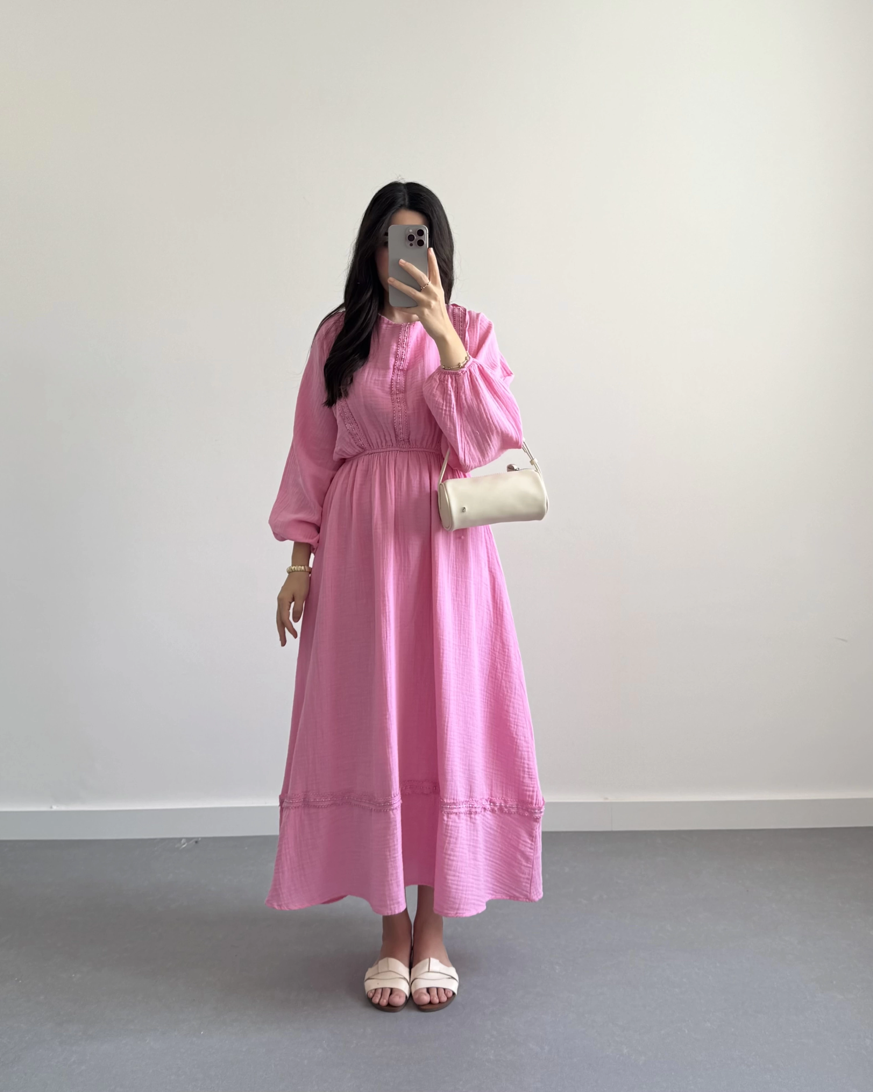 PEMBE ZIMBA DETAYLI SIRTI BAĞLAMALI MÜSLİN ELBİSE