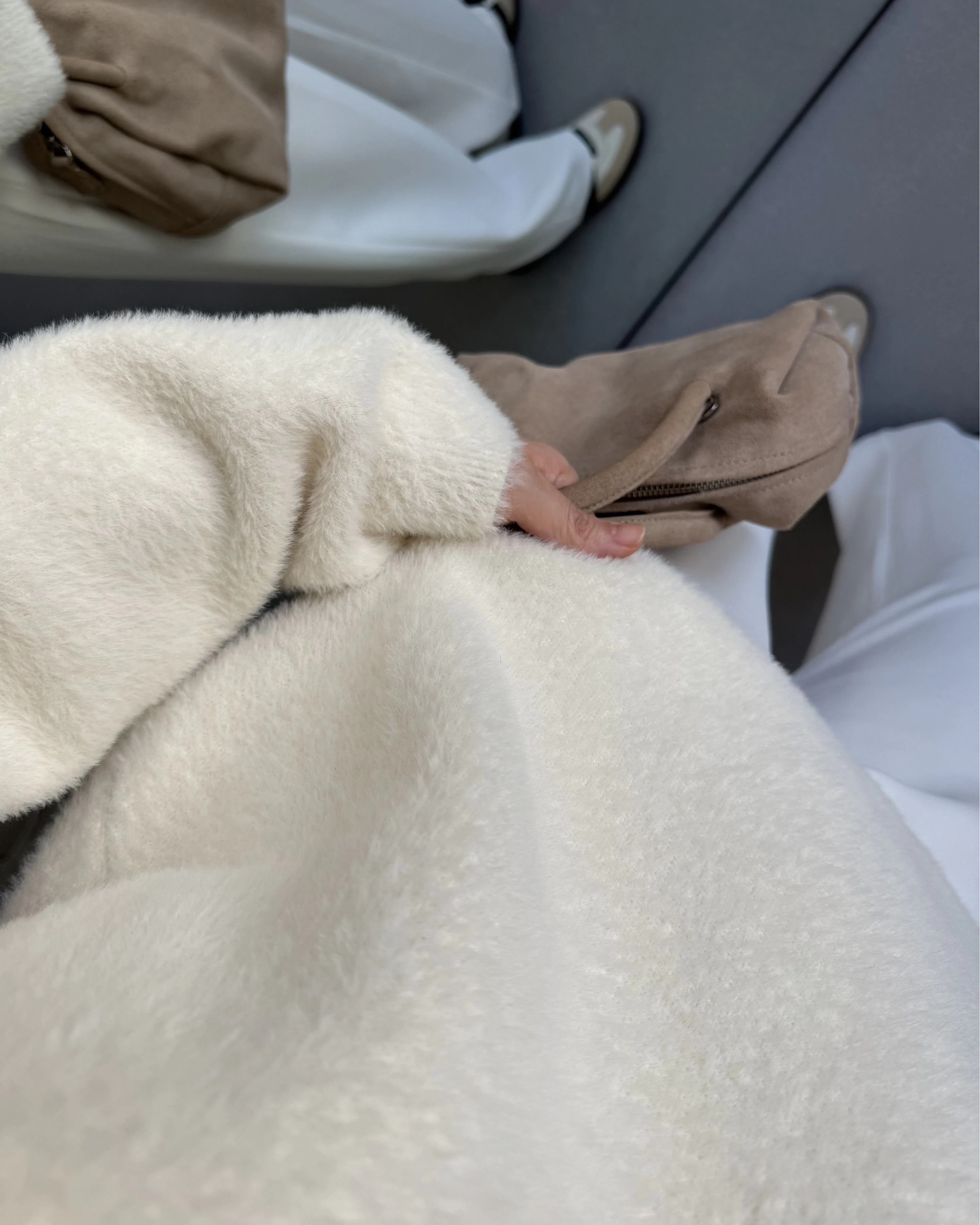 SAKALLI YUMOŞ KAZAK EKRU