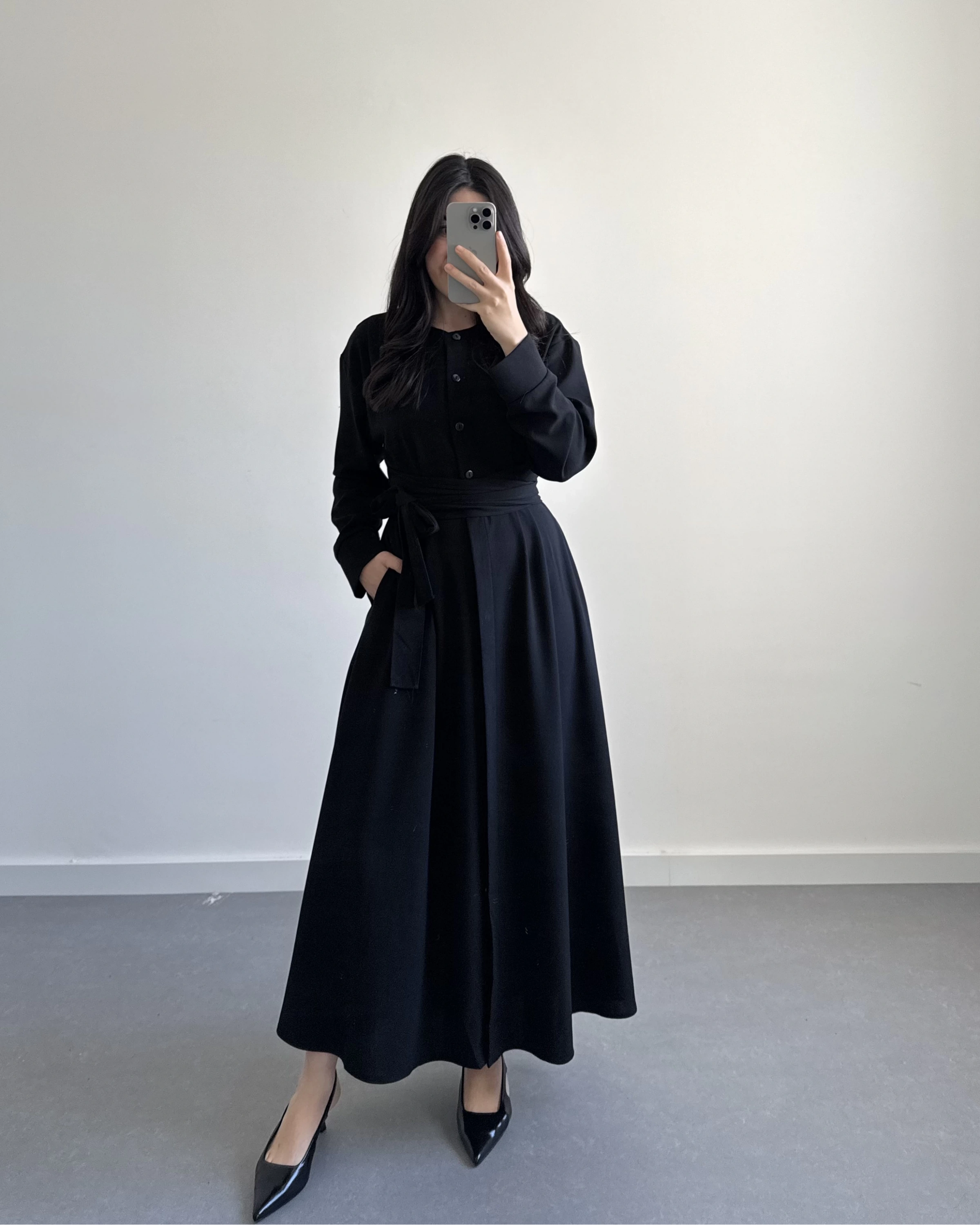 SİYAH BELİ KUŞAKLI MAKSİ ELBİSE