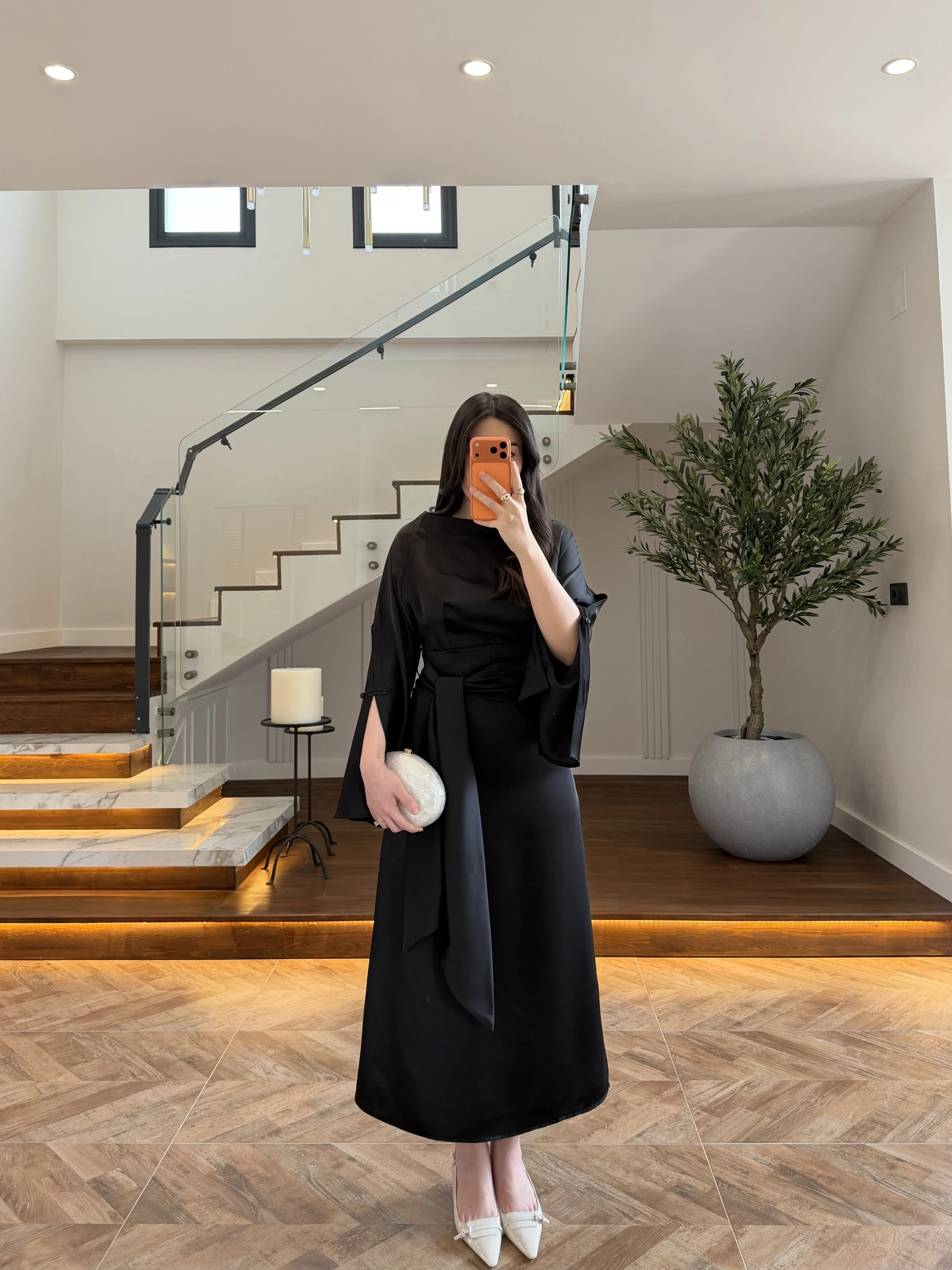 SİYAH KAYIK YAKA SATEN ELBİSE -26K5402