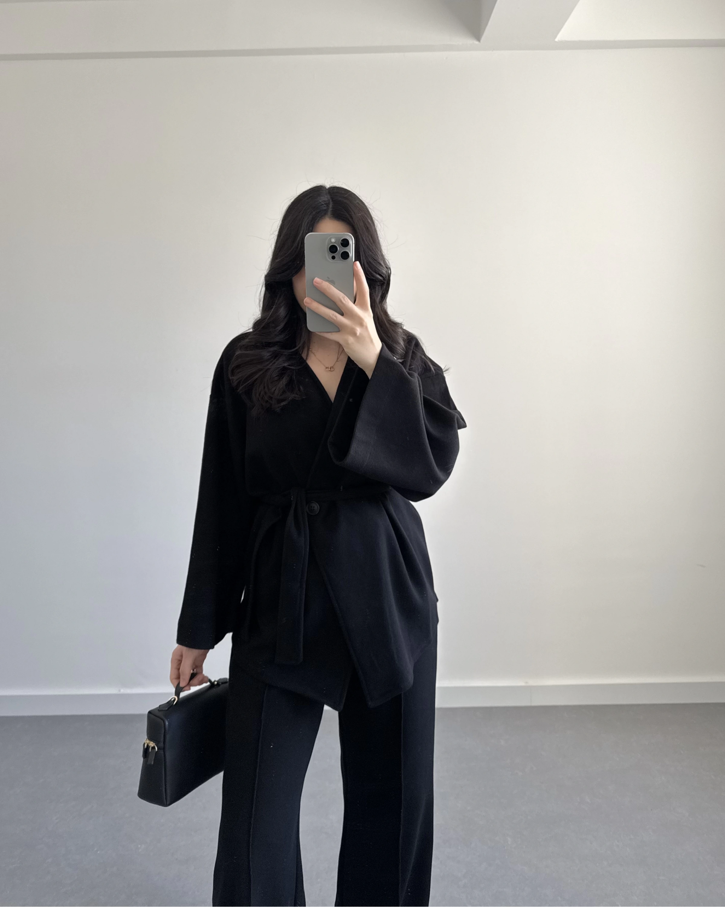 SİYAH KRUVAZE YAKA BELİ KUŞAKLI TAKIM