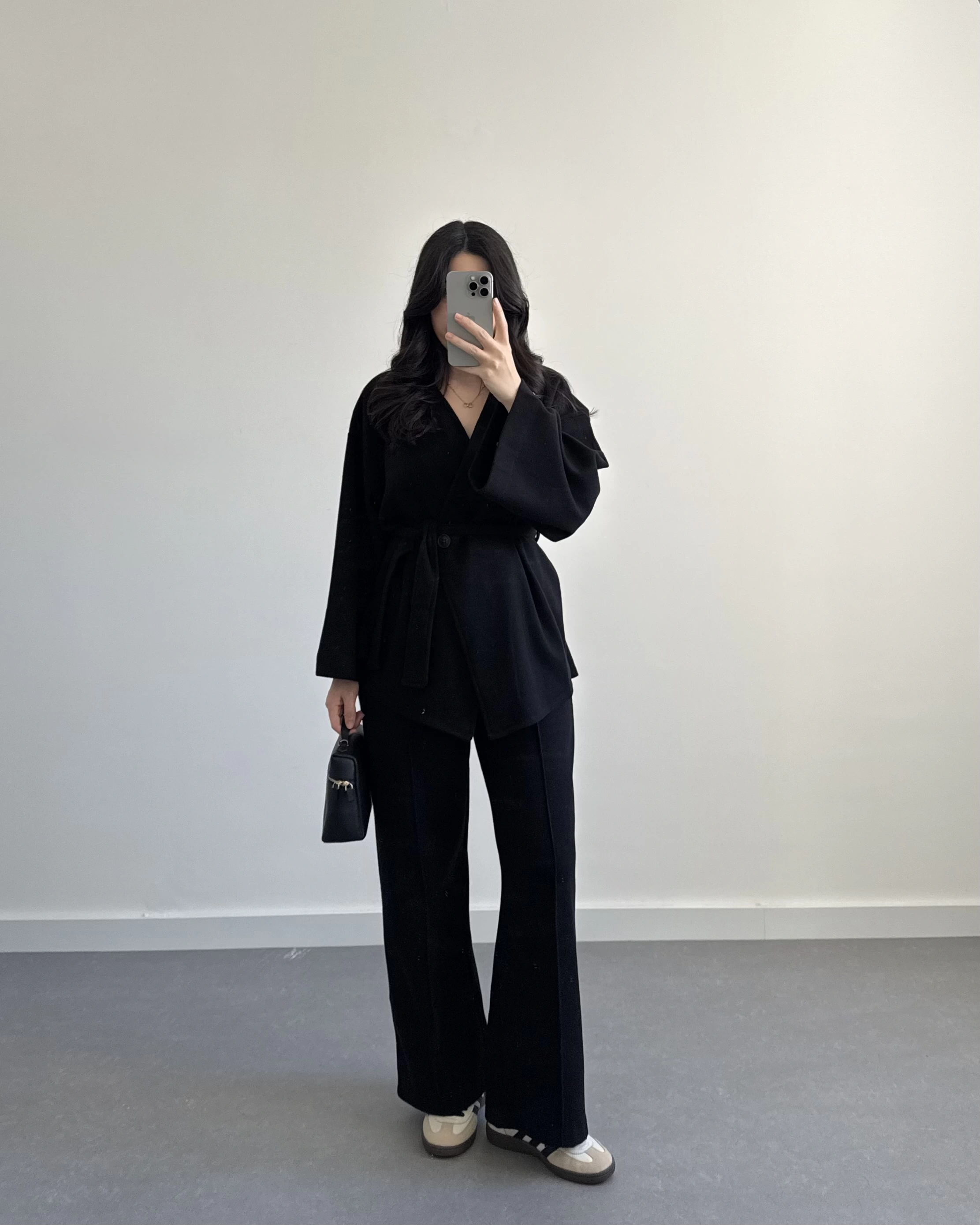 SİYAH KRUVAZE YAKA BELİ KUŞAKLI TAKIM