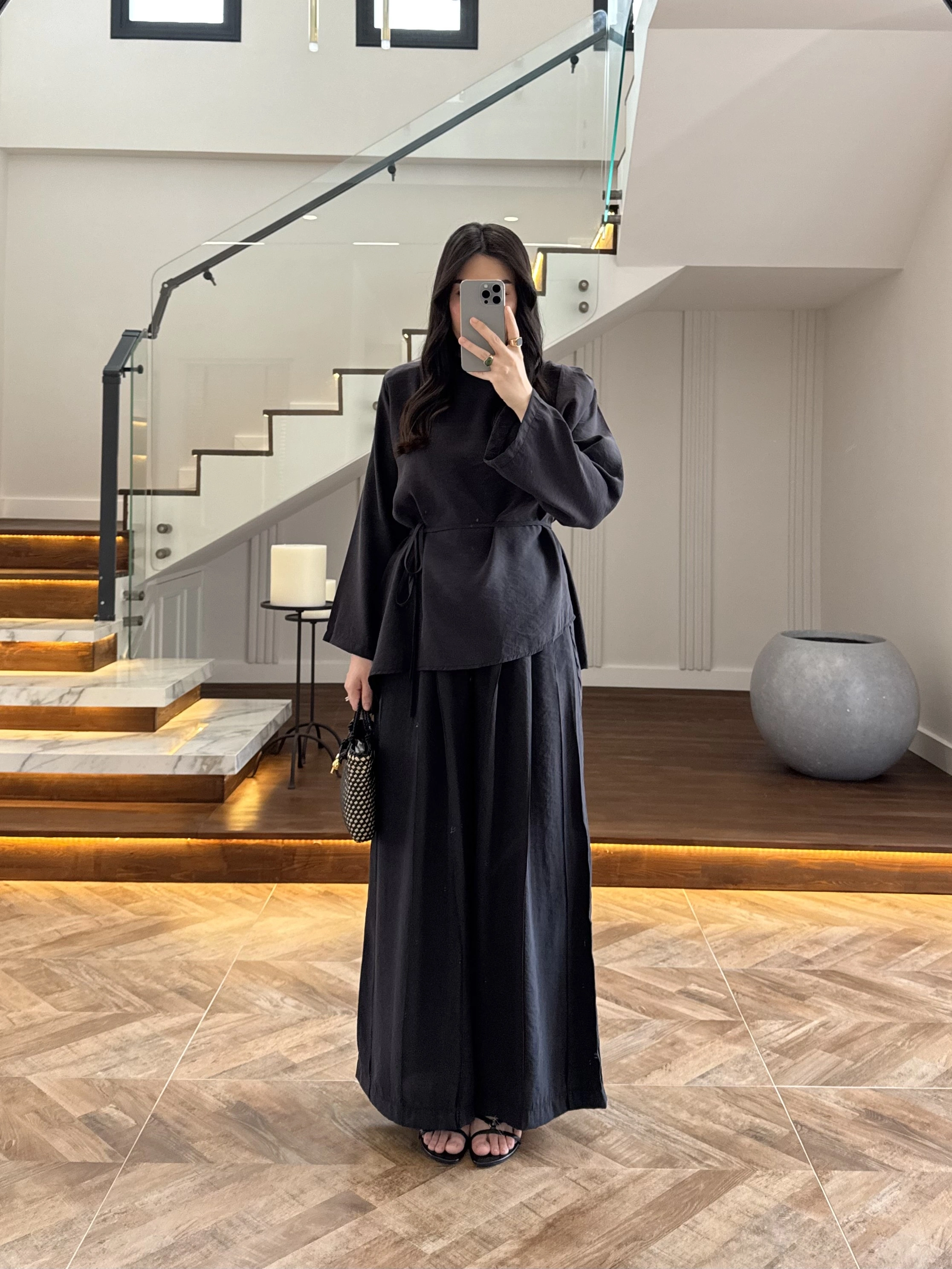 SİYAH OMUZ PİLİ DETAY BLUZ TAKIM-26103