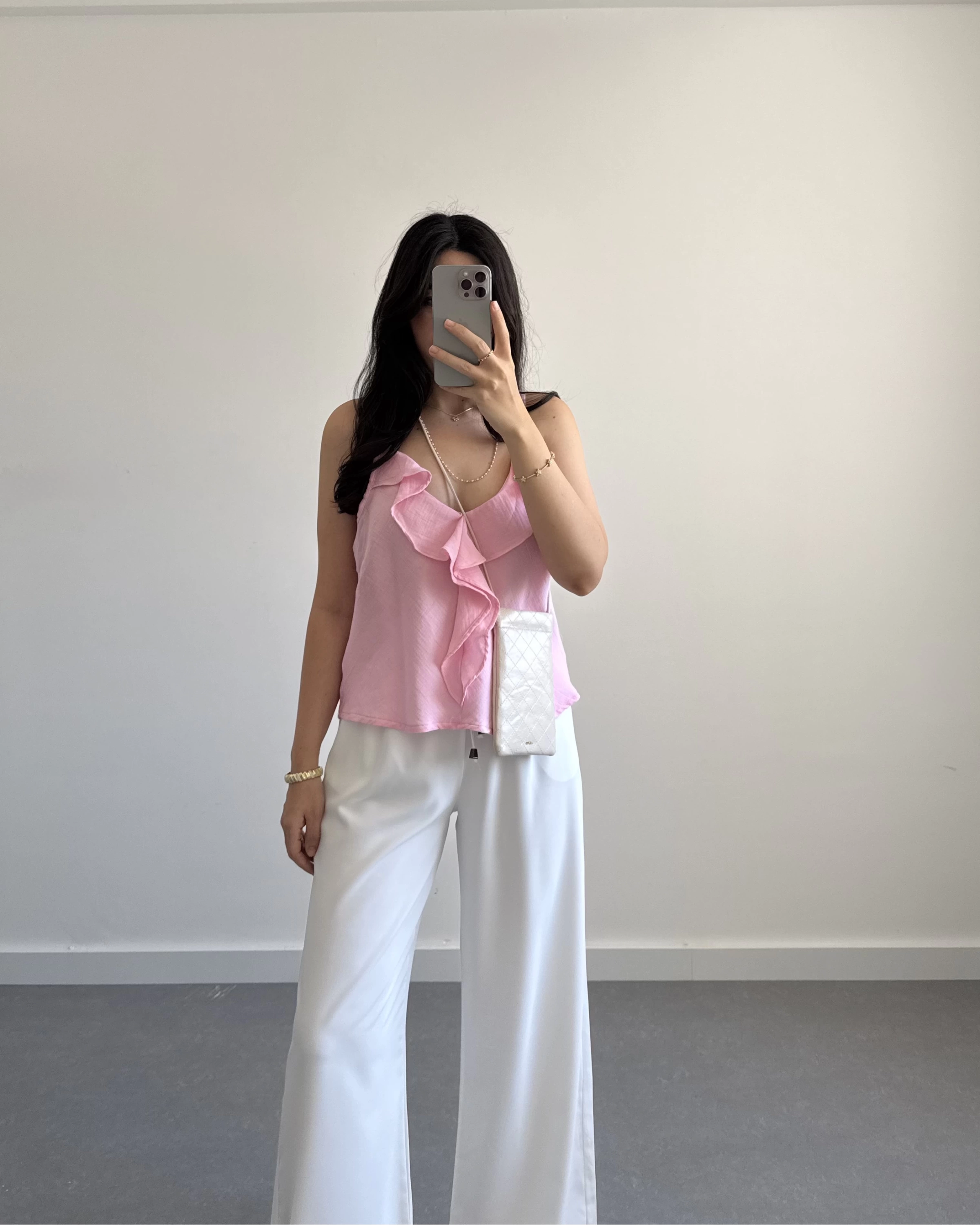 TWİLA ÖNÜ FIRFIRLI ASKILI BLUZ PEMBE