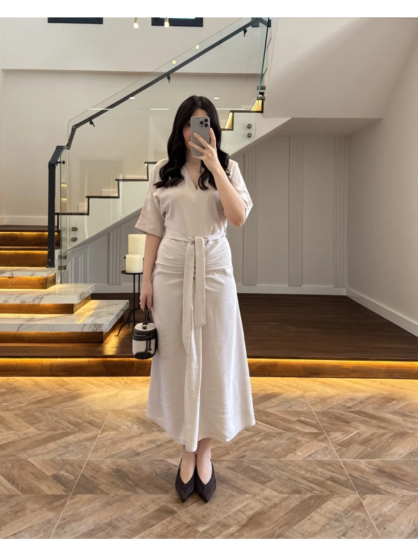 BEJ ÖNÜ DÜĞMELİ KUŞAKLI TENSEL ELBİSE -5062