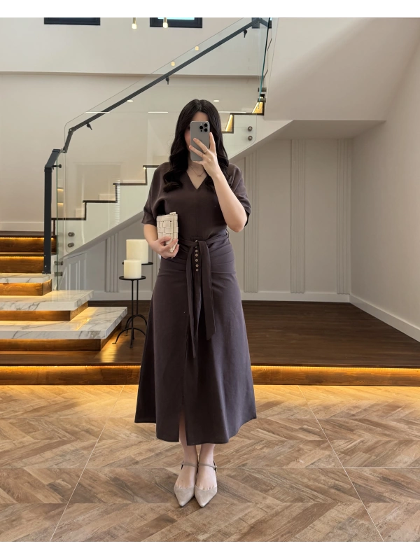 KAHVE ÖNÜ DÜĞMELİ KUŞAKLI TENSEL ELBİSE -5062