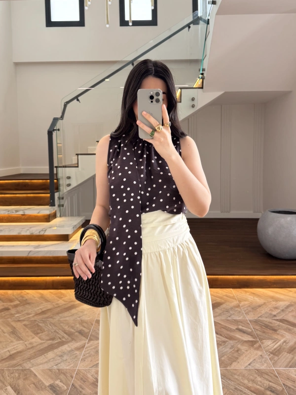 KAHVE PUANTİYELİ HALTER YAKA BLUZ -5502