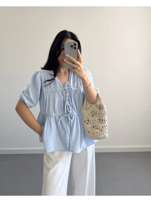 BEBE MAVİ ÖNDEN BÜZGÜLÜ YARIM KOL BLUZ