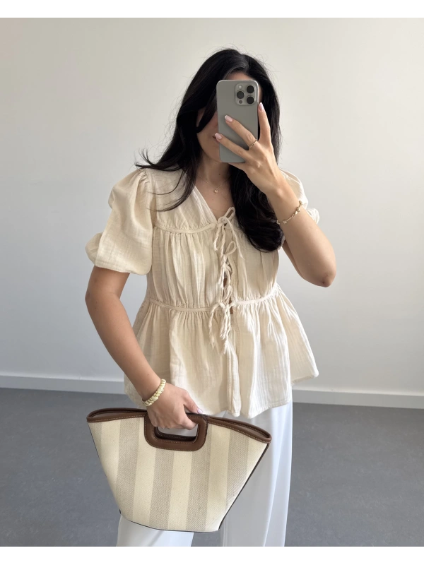 BEJ ÖNDEN BÜZGÜLÜ YARIM KOL BLUZ