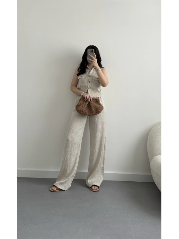 Bej yelekli tensel takım