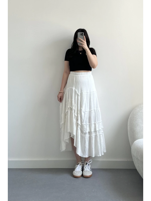 Beyaz fırfırlı etek