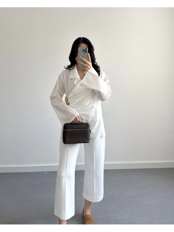 BEYAZ GOLD BROŞLU GÖMLEK