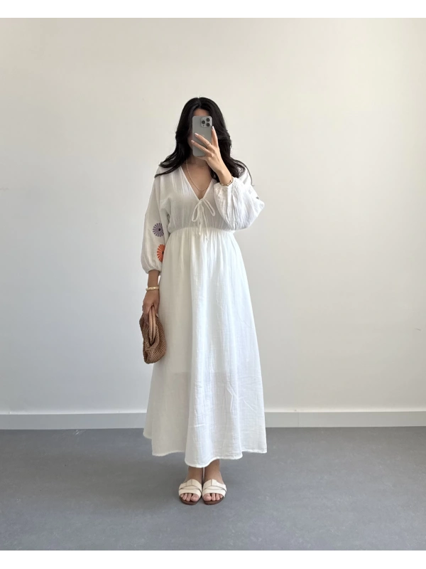 BEYAZ KOLLARI NAKIŞLI MÜSLİN ELBİSE