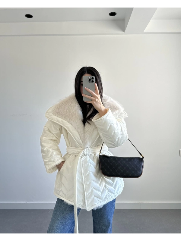 BEYAZ KÜRKLÜ KEMERLİ MONT