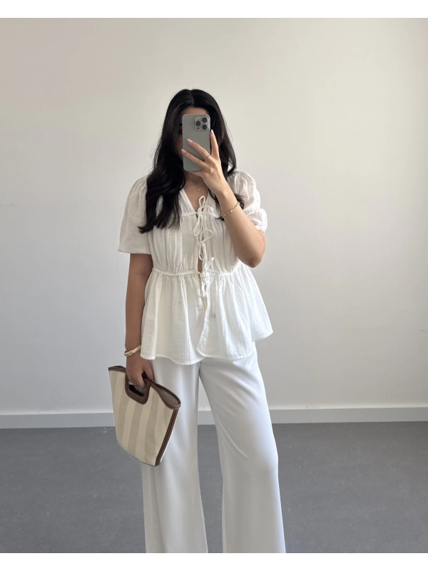 BEYAZ ÖNDEN BÜZGÜLÜ YARIM KOL BLUZ