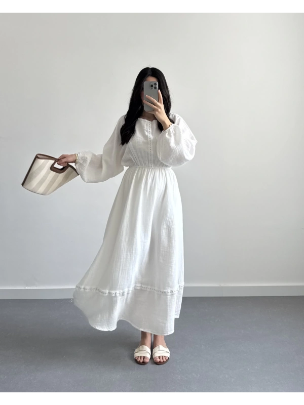 BEYAZ ZIMBA DETAYLI SIRTI BAĞLAMALI MÜSLİN ELBİSE