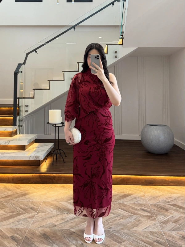 BORDO TEK OMUZ DESENLİ SİMLİ ELBİSE -4033