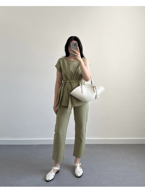 ÇAĞLA OMUZ DETAYLI KUŞAKLI TAKIM