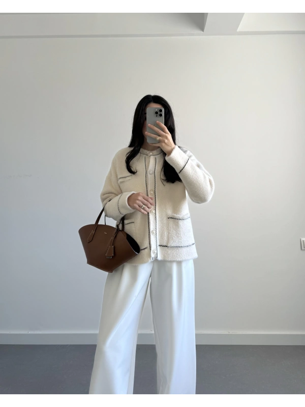 Ekru İnci Düğme Detaylı Yumoş Dokulu Hırka