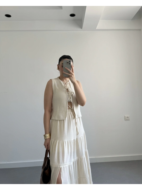 Ekru Önden Bağlamalı Triko Yelek